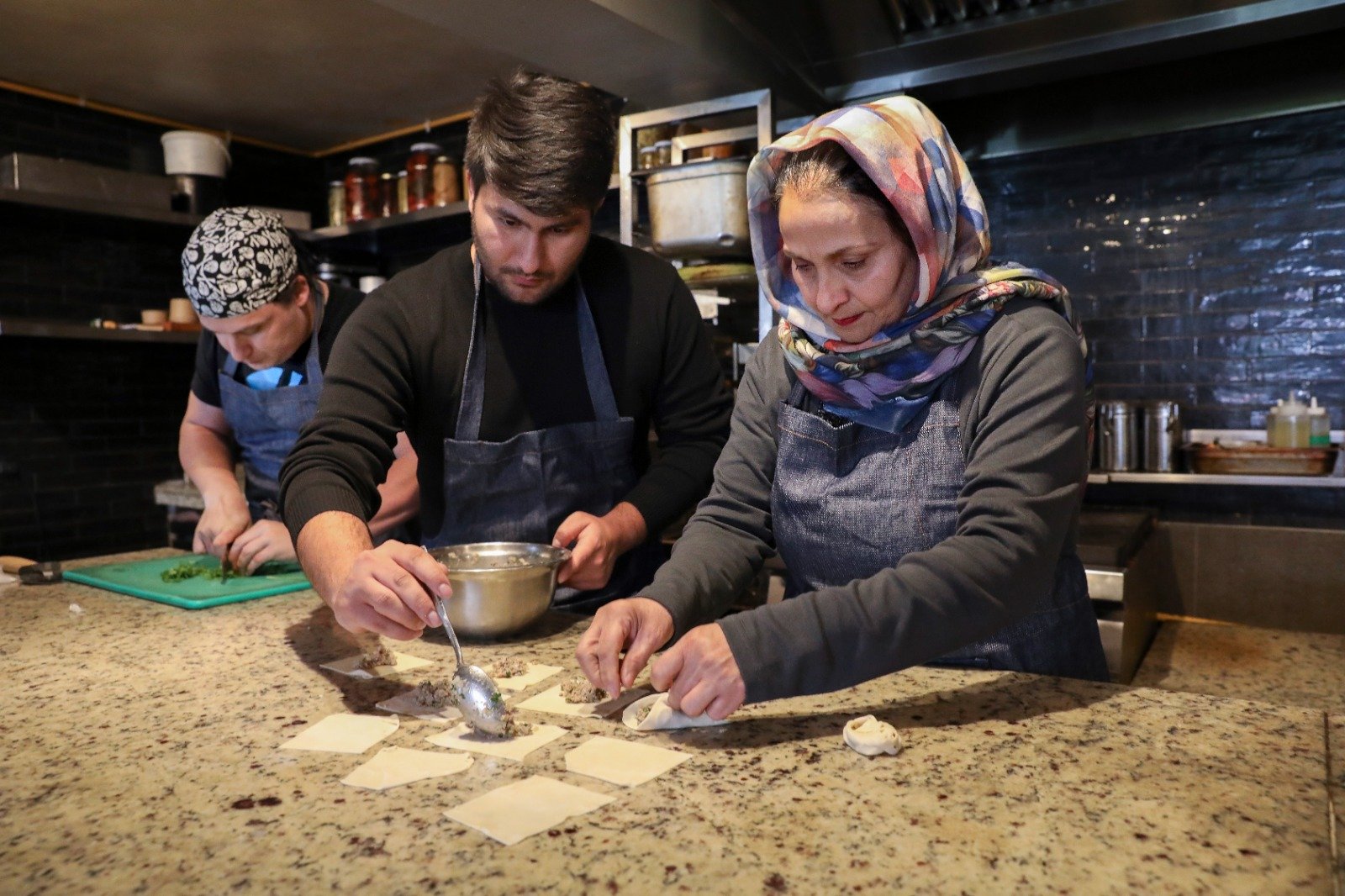Alí Akbarzads junto a su madre Fazila preparan Mantú, un Dumplig Afganí.