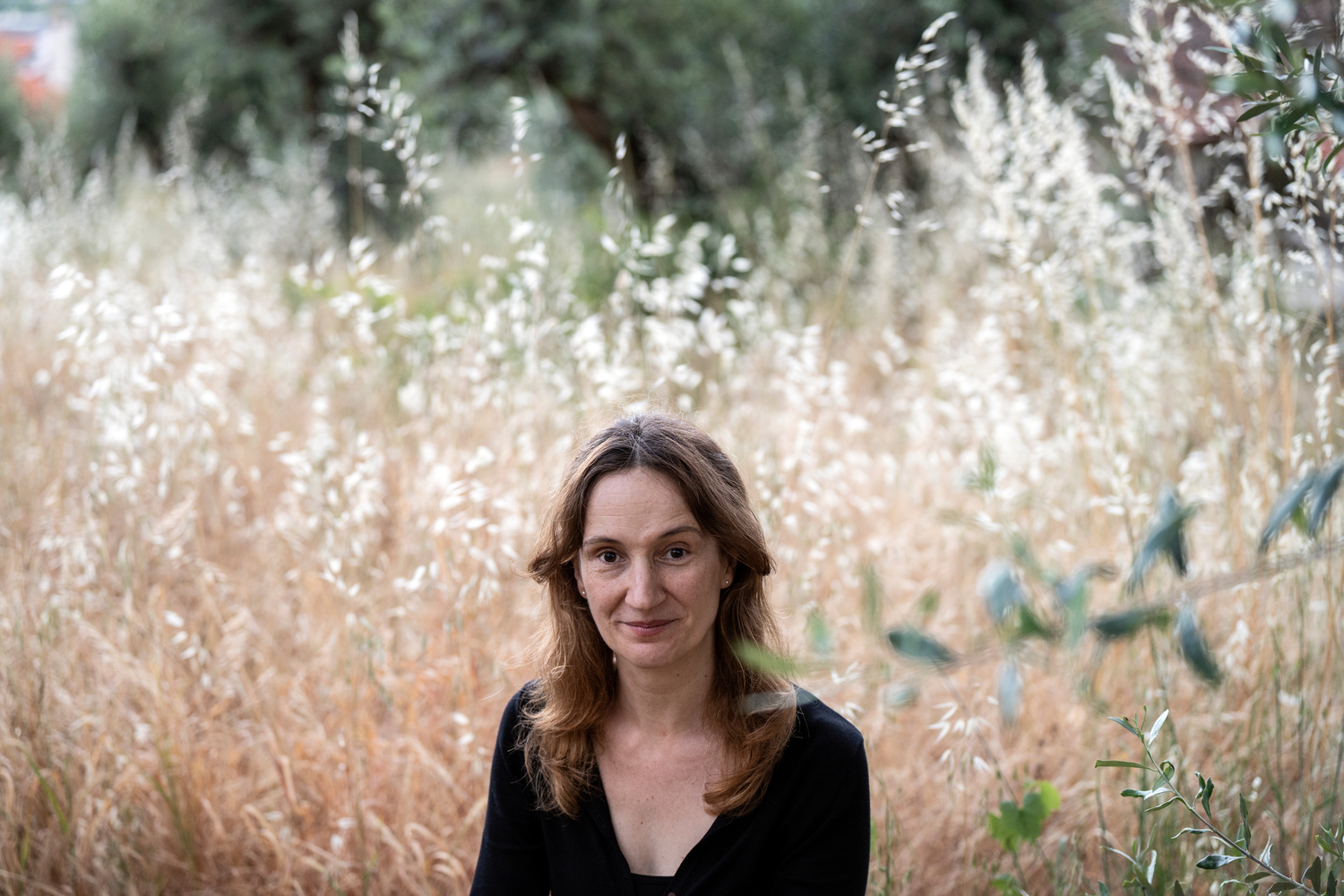Leonor Cutileiro en un campo de largas hierbas secas.