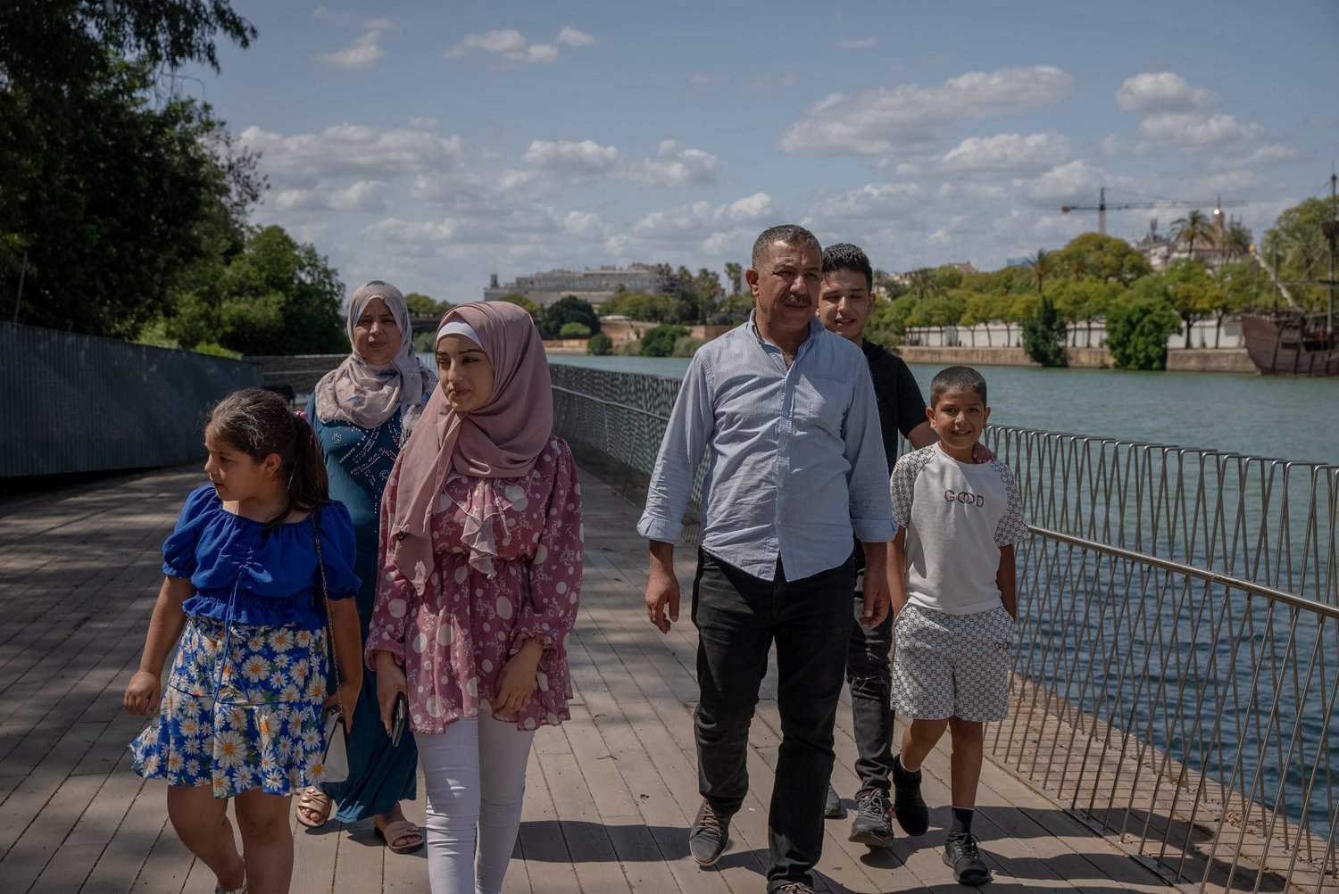 La familia Al-Ahmad, refugiados de Siria, pasean a la orilla del río Guadalquivir, en Sevilla, al sur de España. La familia Al-Ahmad, refugiados de Siria, pasean a la orilla del río Guadalquivir, en Sevilla, al sur de España.
