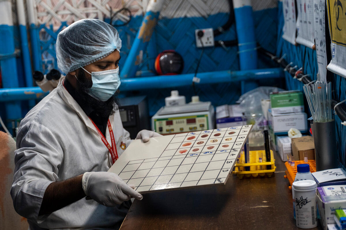 Un técnico de laboratorio analiza muestras de sangre en un centro de salud del campamento de refugiados de Kutupalong, Cox's Bazar, Bangladesh.