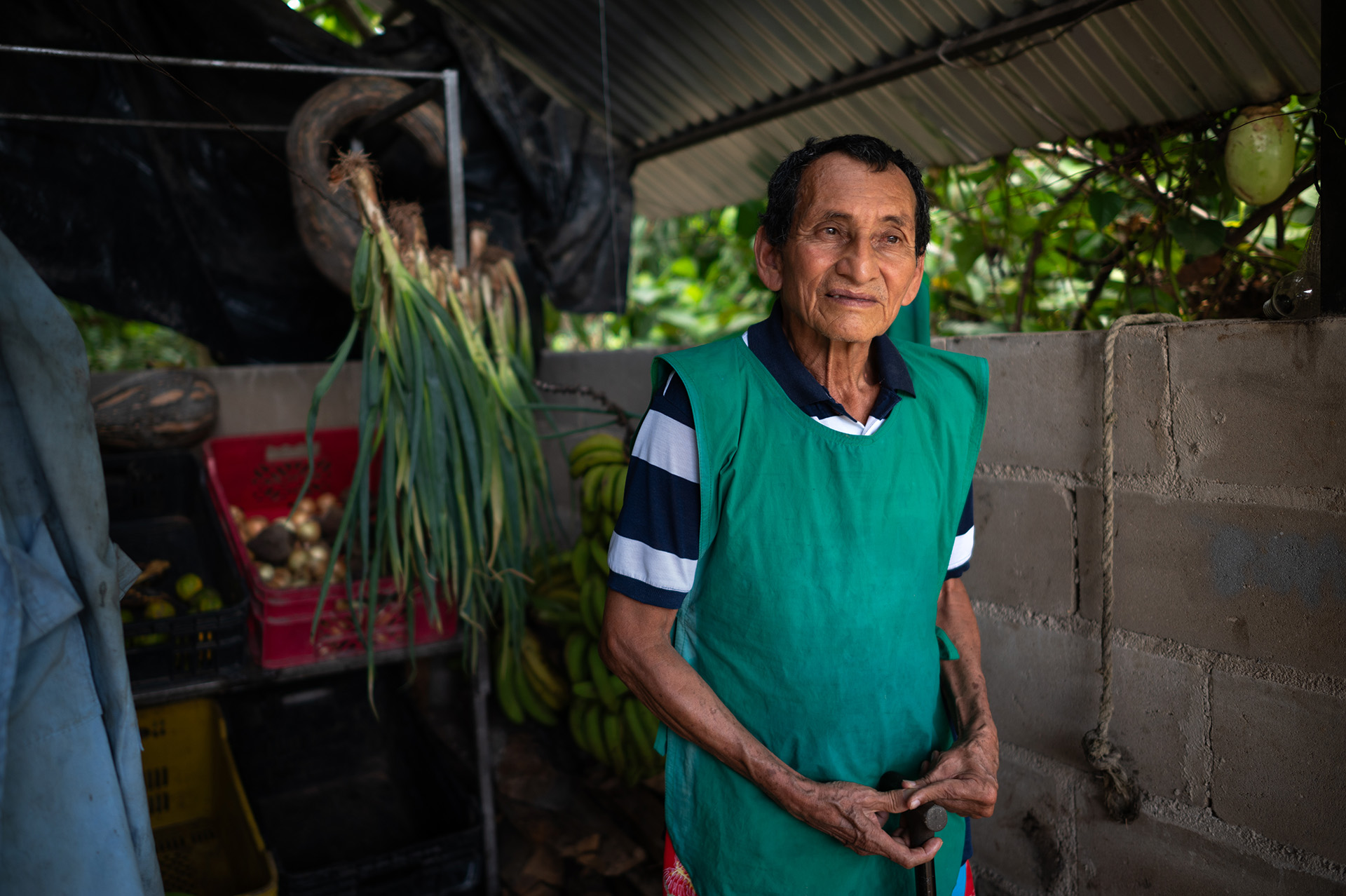 Luis Hernández posa para un retrato en el huerto de la casa hogar &quot;Los Abuelos de Jesús&quot;.