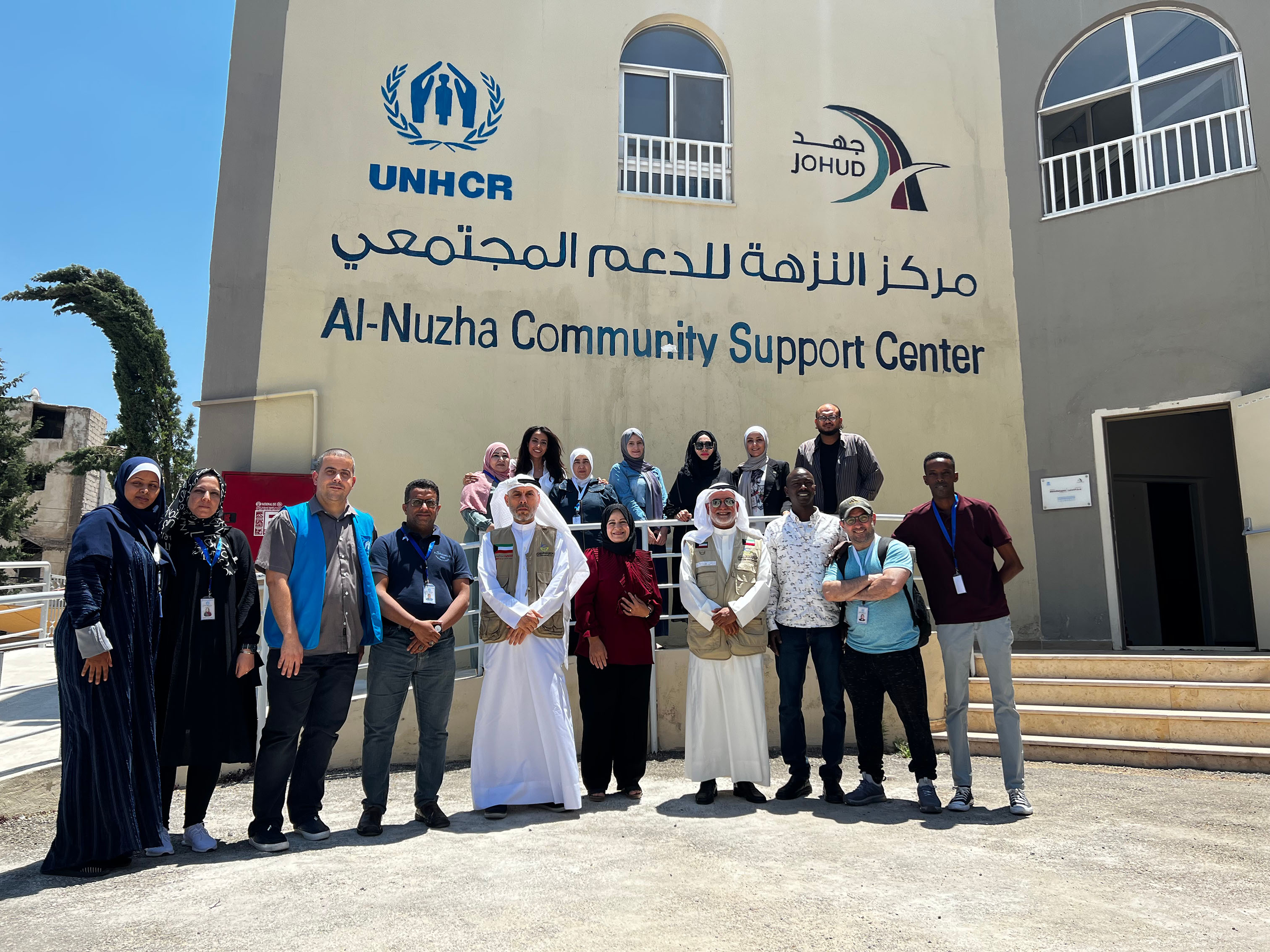Un grupo de personas posa para la cámara afuera de un centro comunitario en Jordania