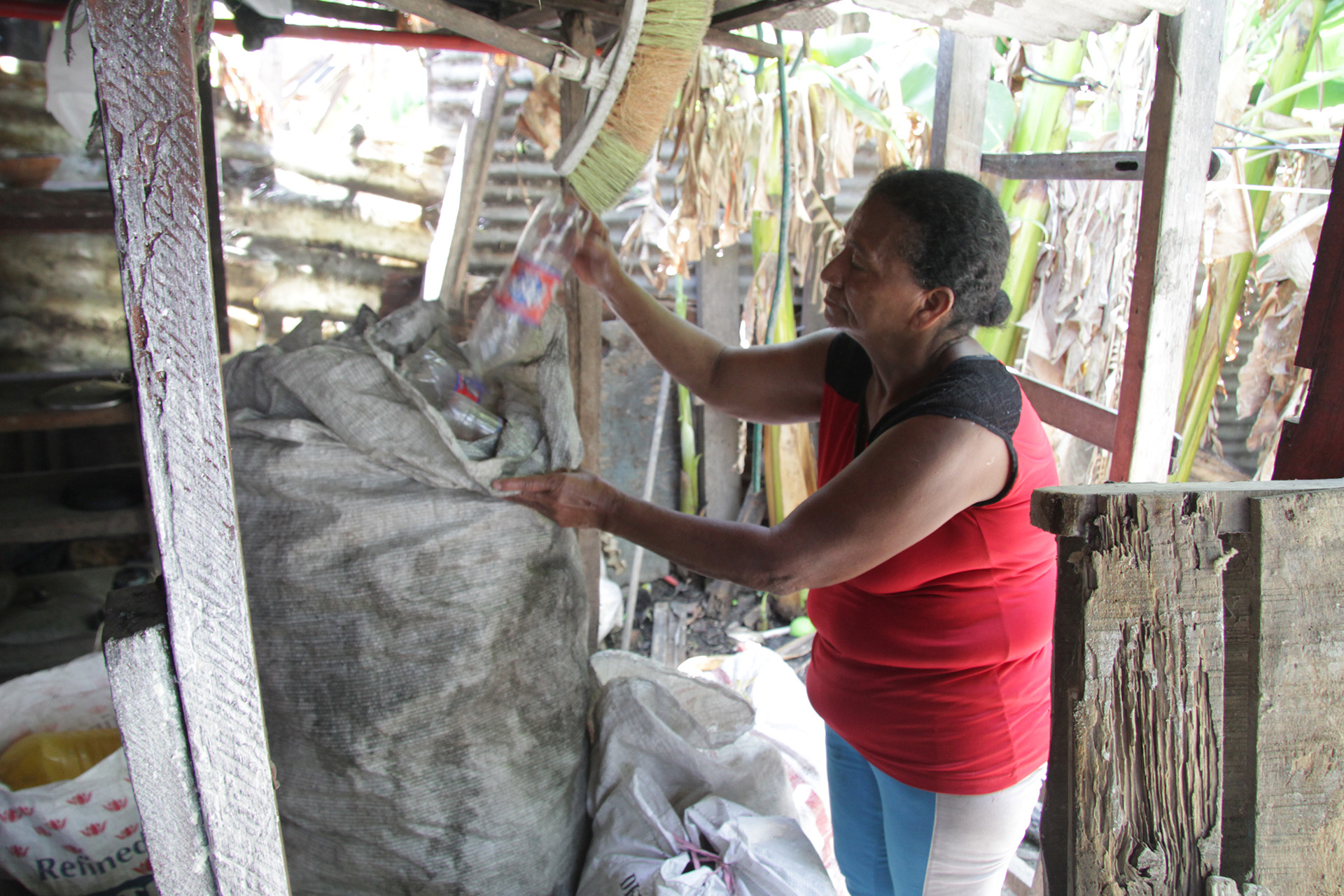 Carmelina Cantillo separando los insumos de reciclaje que recuperó durante el día.