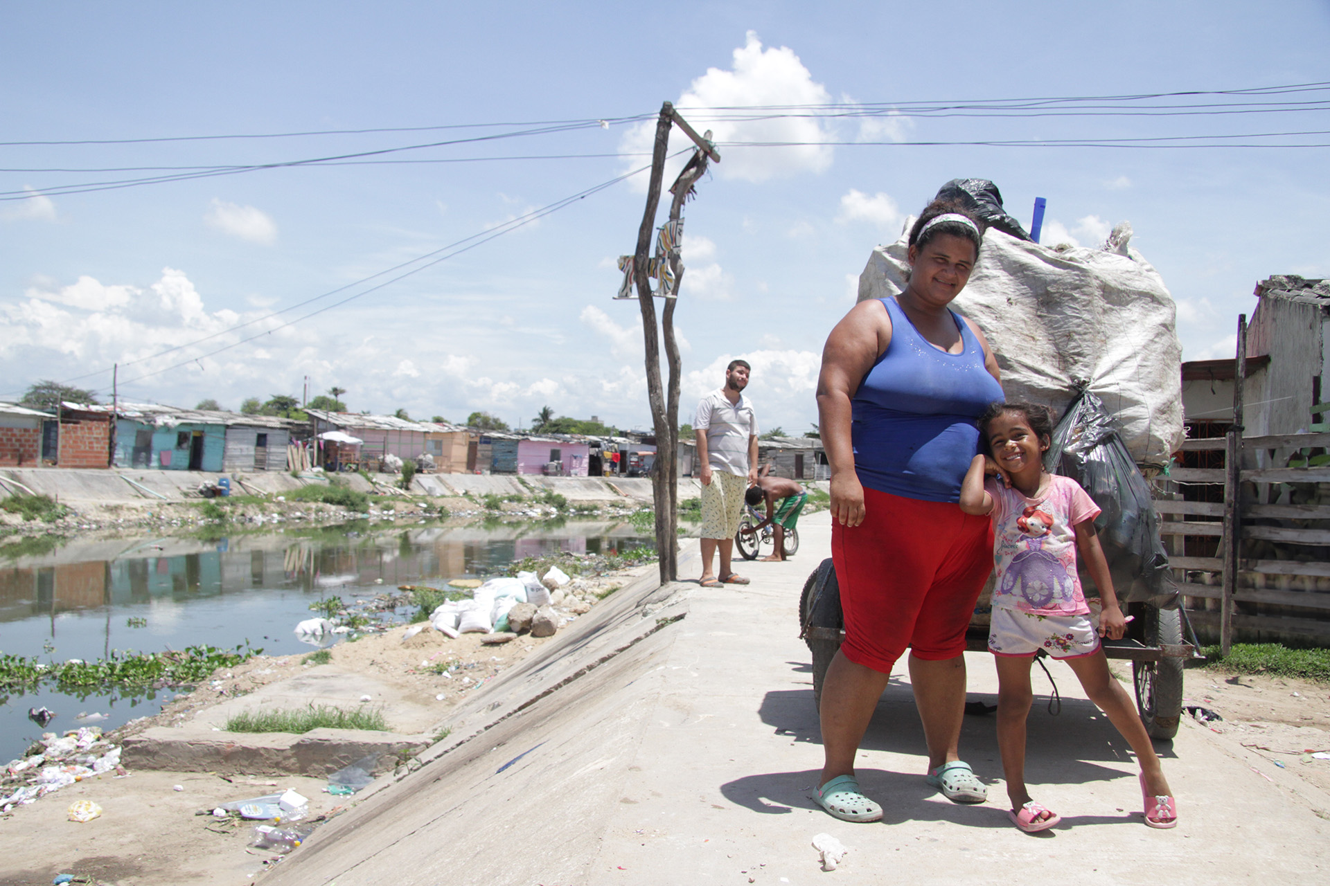 Mariangela Pistilli y Miriangeliz en una jornada de reciclaje.