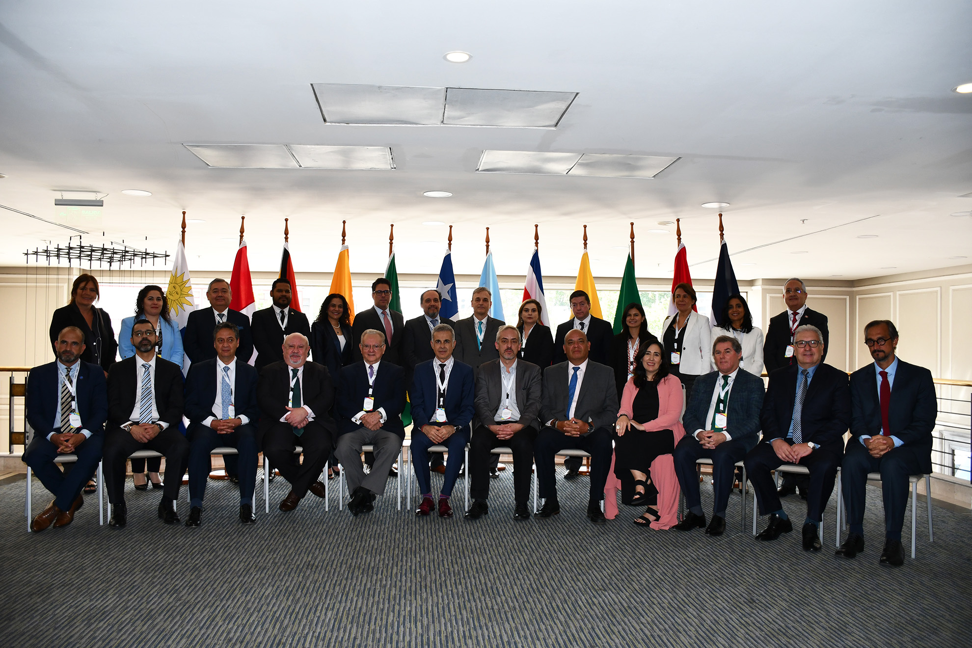 Foto de grupo de los participantes en la reunión.