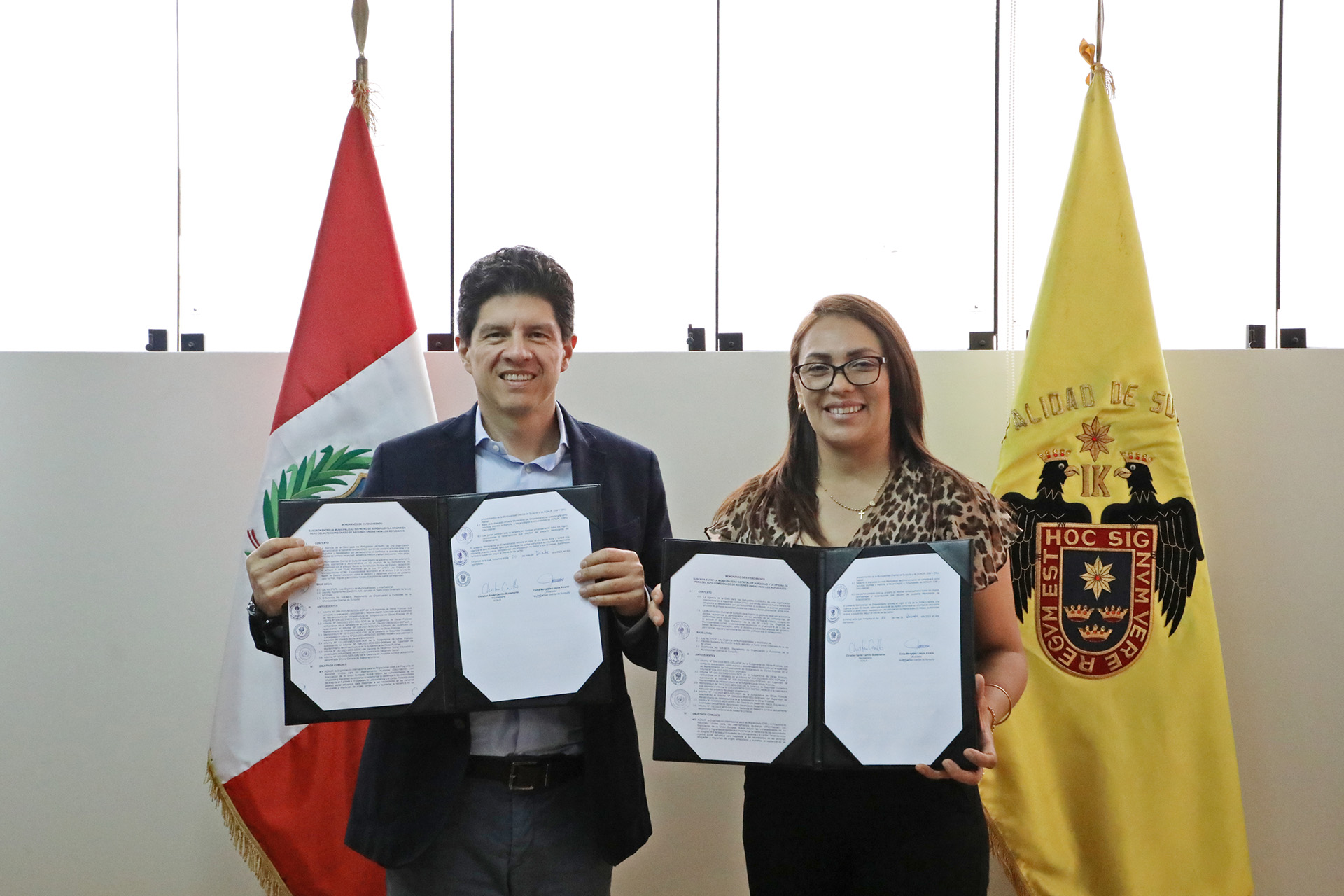 La alcaldesa de Surquillo, Dra. Cintia Loayza, y el Representante encargado de ACNUR en Perú, Christian Carrillo, tras la firma del Memorando.