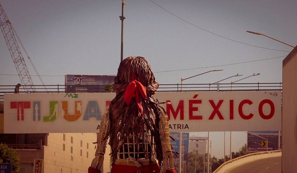 La pequeña Amal cerca de la frontera entre Estados Unidos y México, en Tijuana.