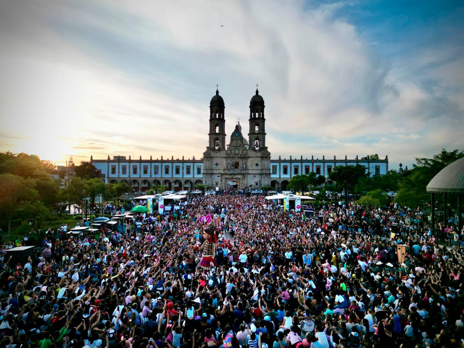 Una multitud de personas acompañó a la pequeña Amal en su visita a Zapopan, Jalisco.