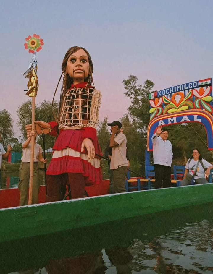En su paso por los canales de Xochimilco, la pequeña Amal fue homenajeada con una trajinera que llevaba su nombre.