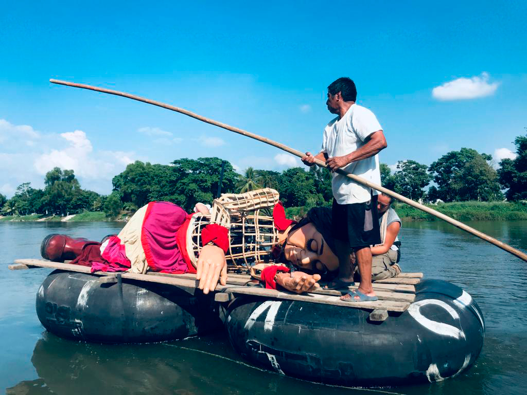 La pequeña Amal cruza el río Suchiate, que marca la frontera entre México y Guatemala, recostada en una balsa.