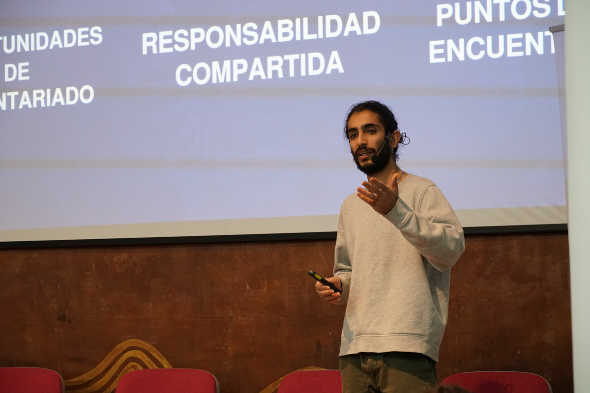 Ahmad Al Halabli durante una charla sobre voluntariado y protección de personas refugiadas.