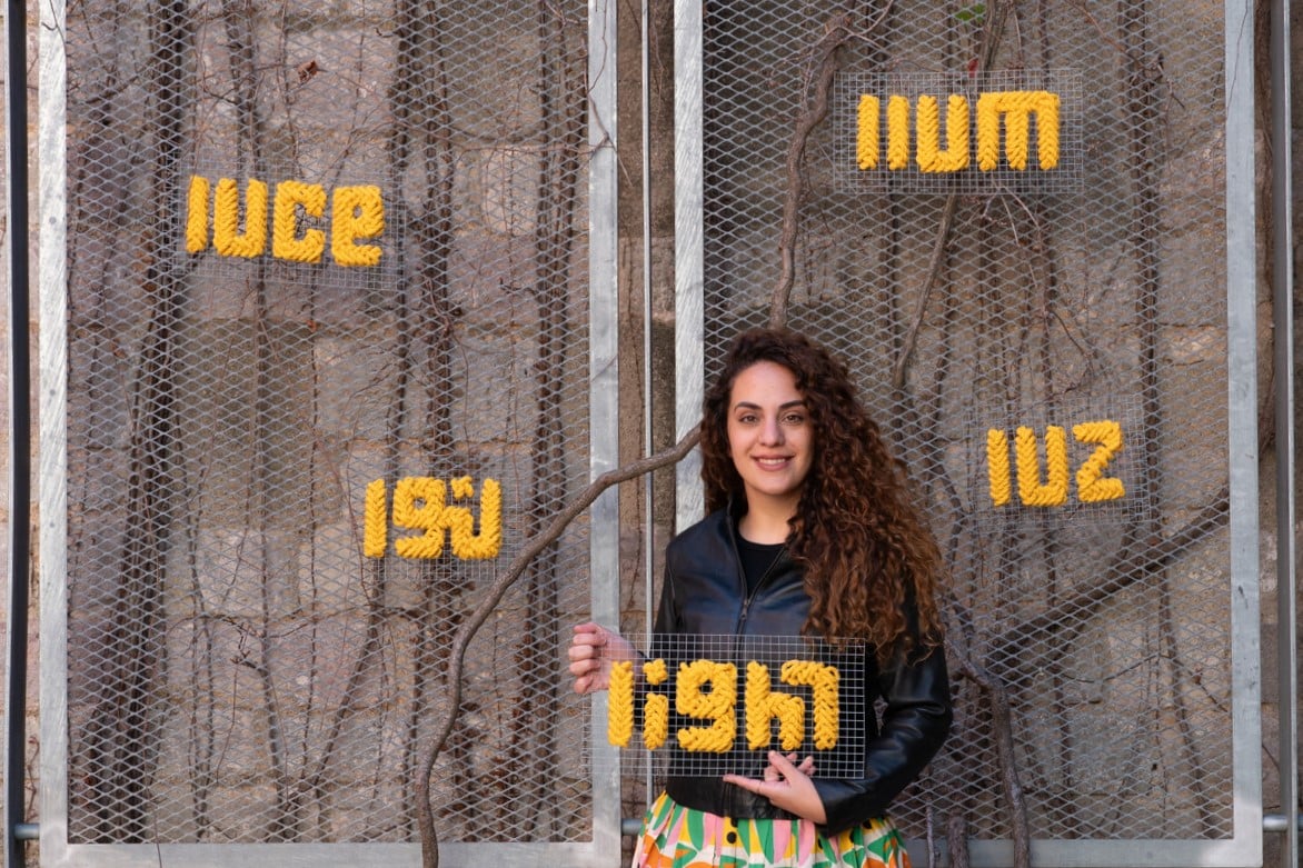 Laura Jabbour, arquitecta y artista de origen sirio, posa con obras de su proyecto artístico Árabegrafía.