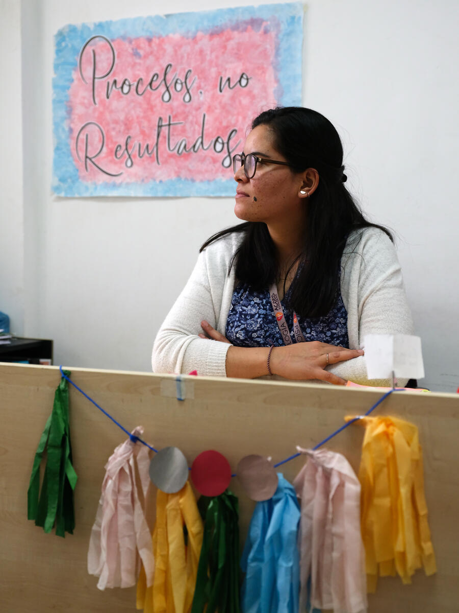 Una profesora en su escritorio en el aula de clases