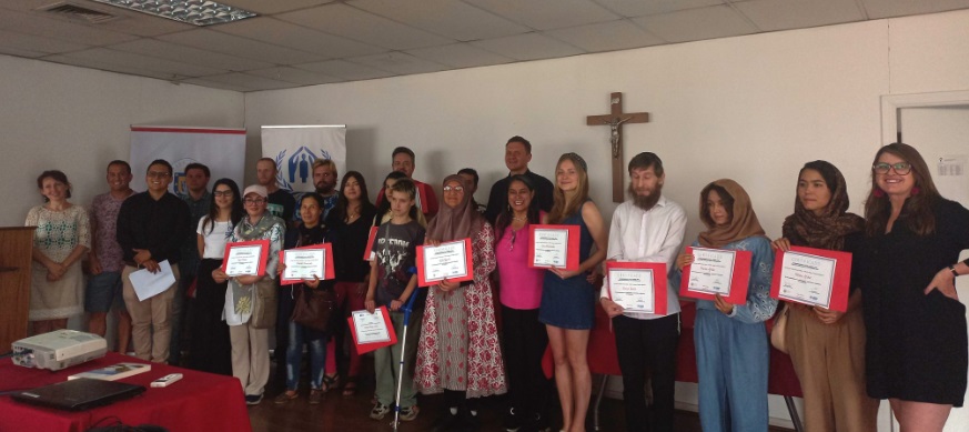 Personas refugiadas y solicitantes de asilo provenientes de países como Afganistán, Bielorrusia, Palestina, Rusia y Ucrania participaron en este programa piloto que busca promover su inclusión social y laboral en Chile.
