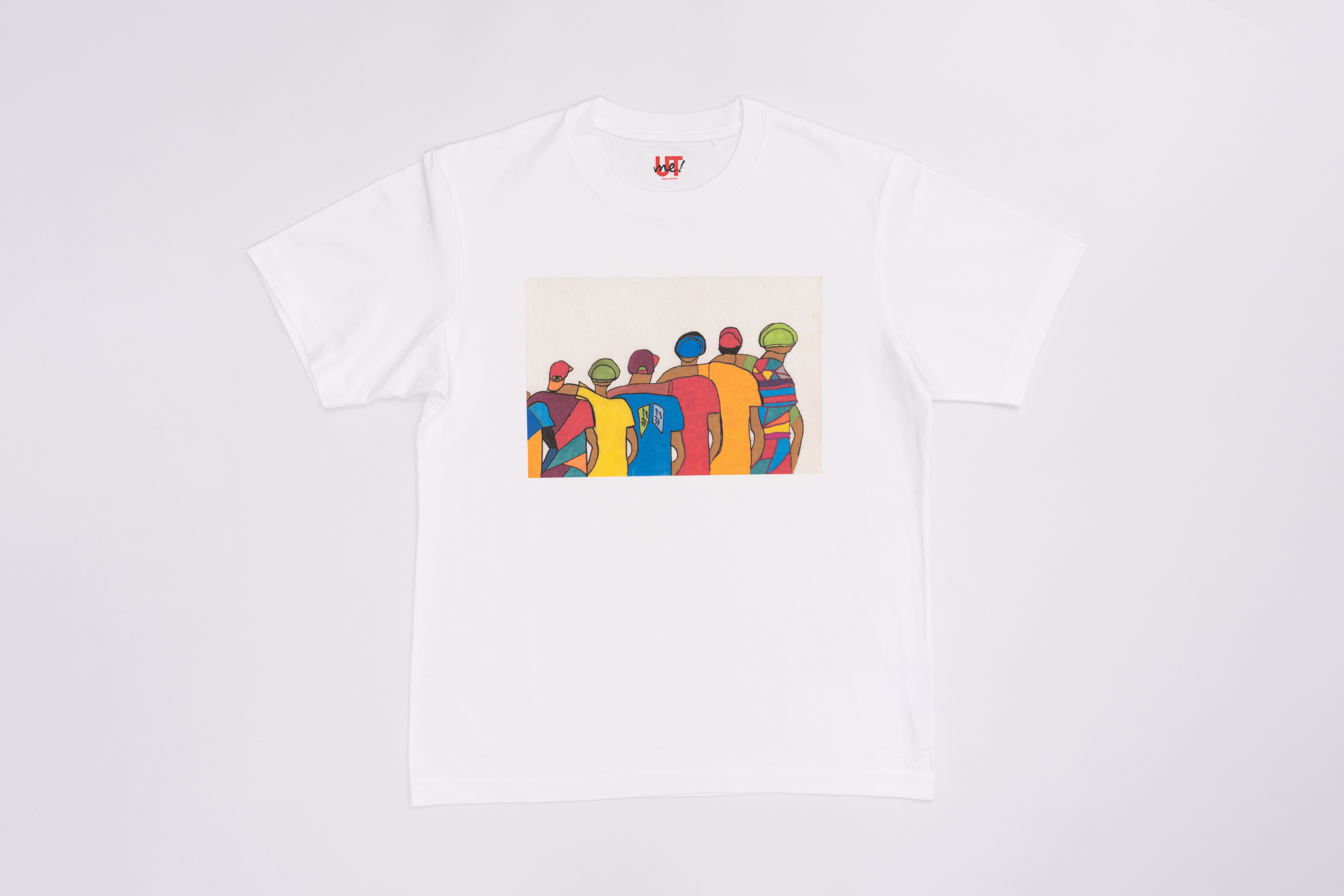 Imagen de una camiseta con estampado de seis personas dándose un abrazo