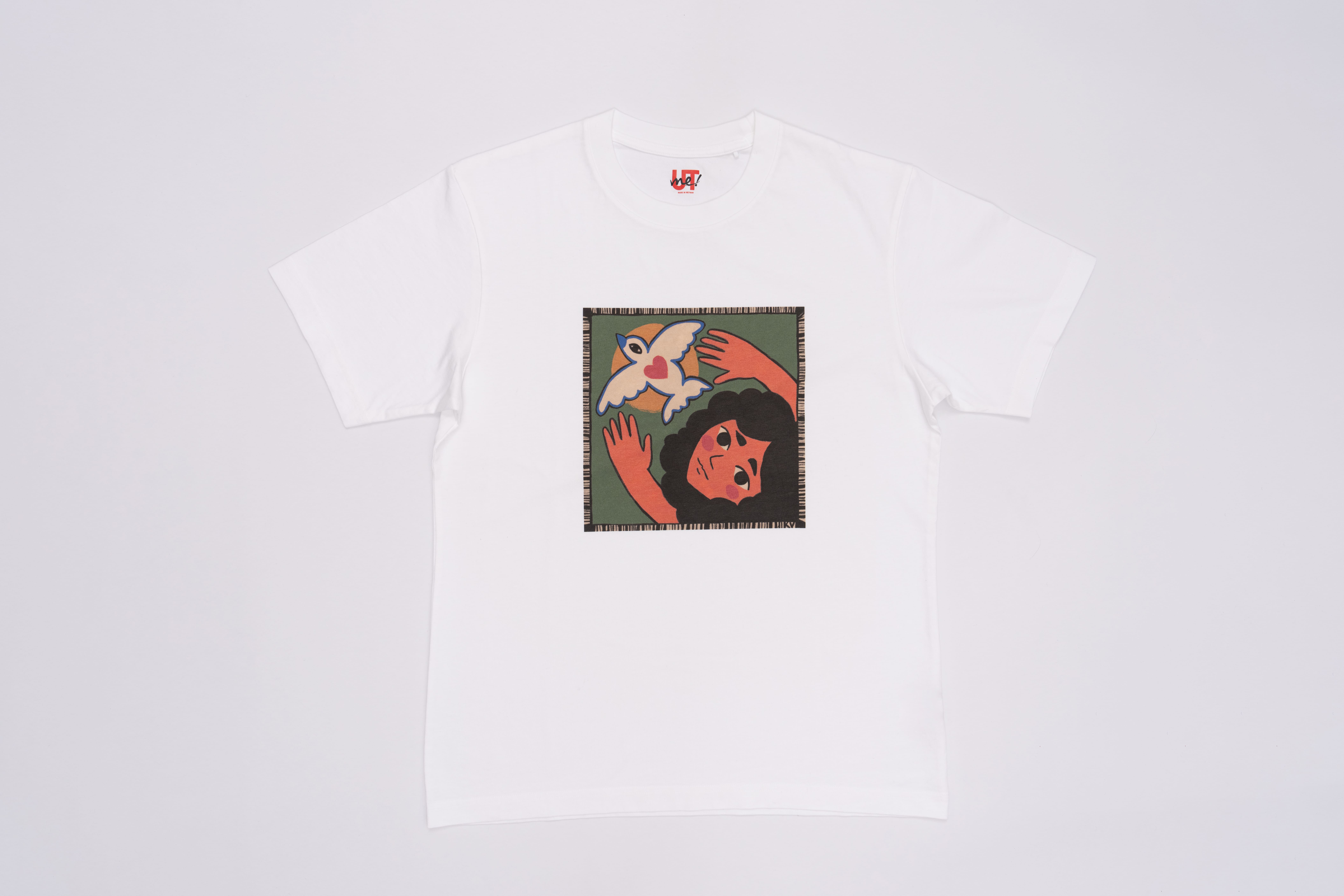 Imagen de una camiseta con estampado de una niña y un ave