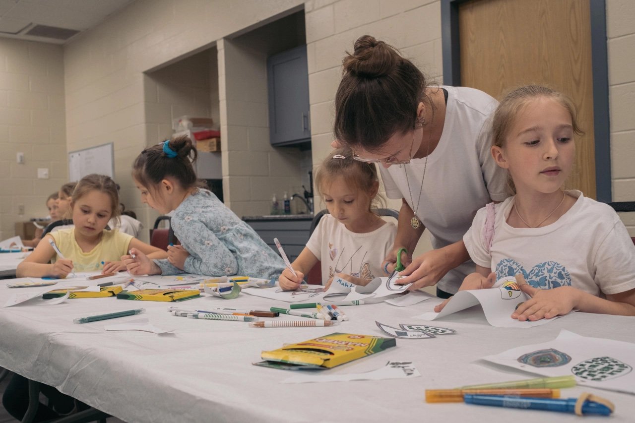 Niñas y niños ucranianos refugiados participan en clases de terapia artística dentro de un programa de verano organizado por KleinLife.