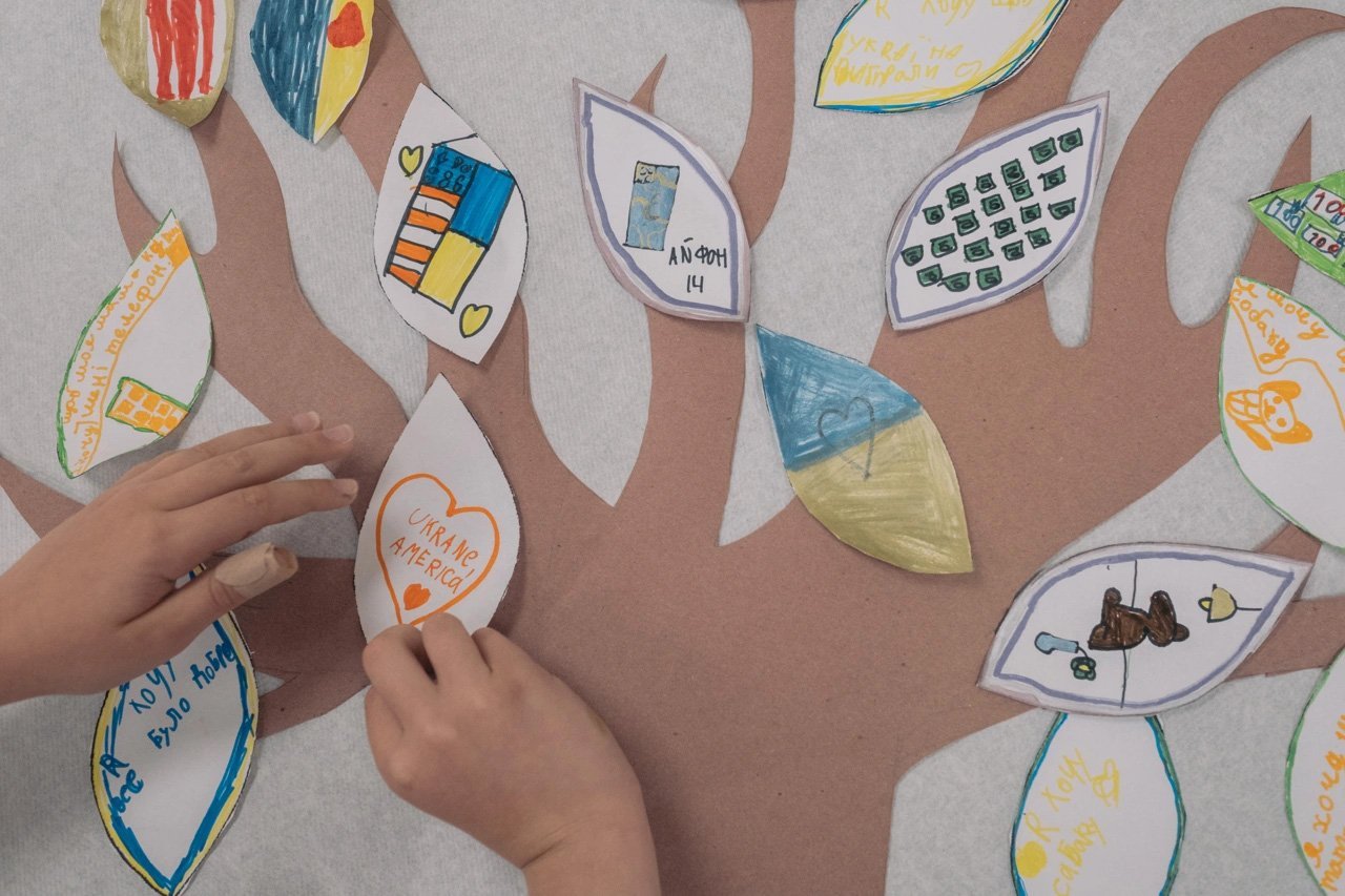 Niñas y niños ucranianos refugiados participan en clases de terapia artística dentro de un programa de verano organizado por KleinLife.