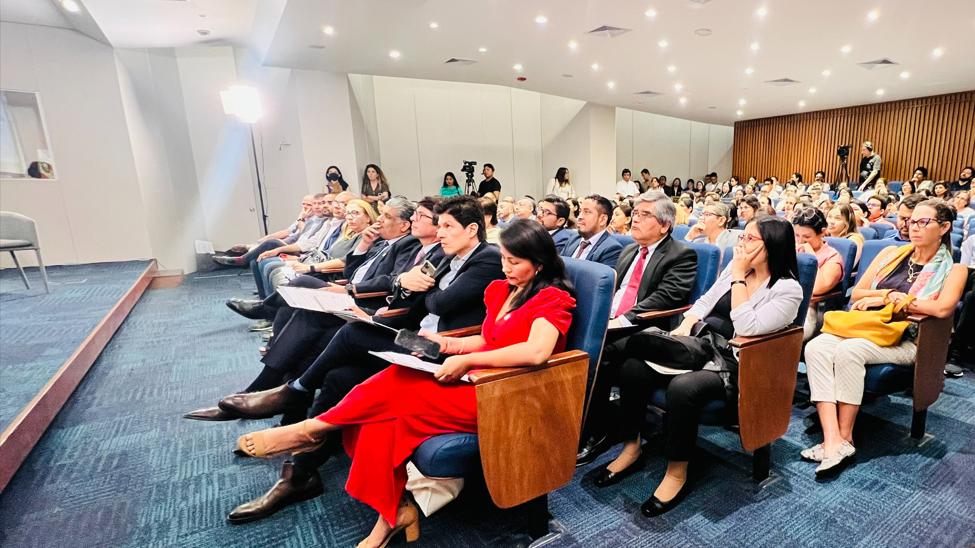 Decenas de personas atiende un evento en un auditorio