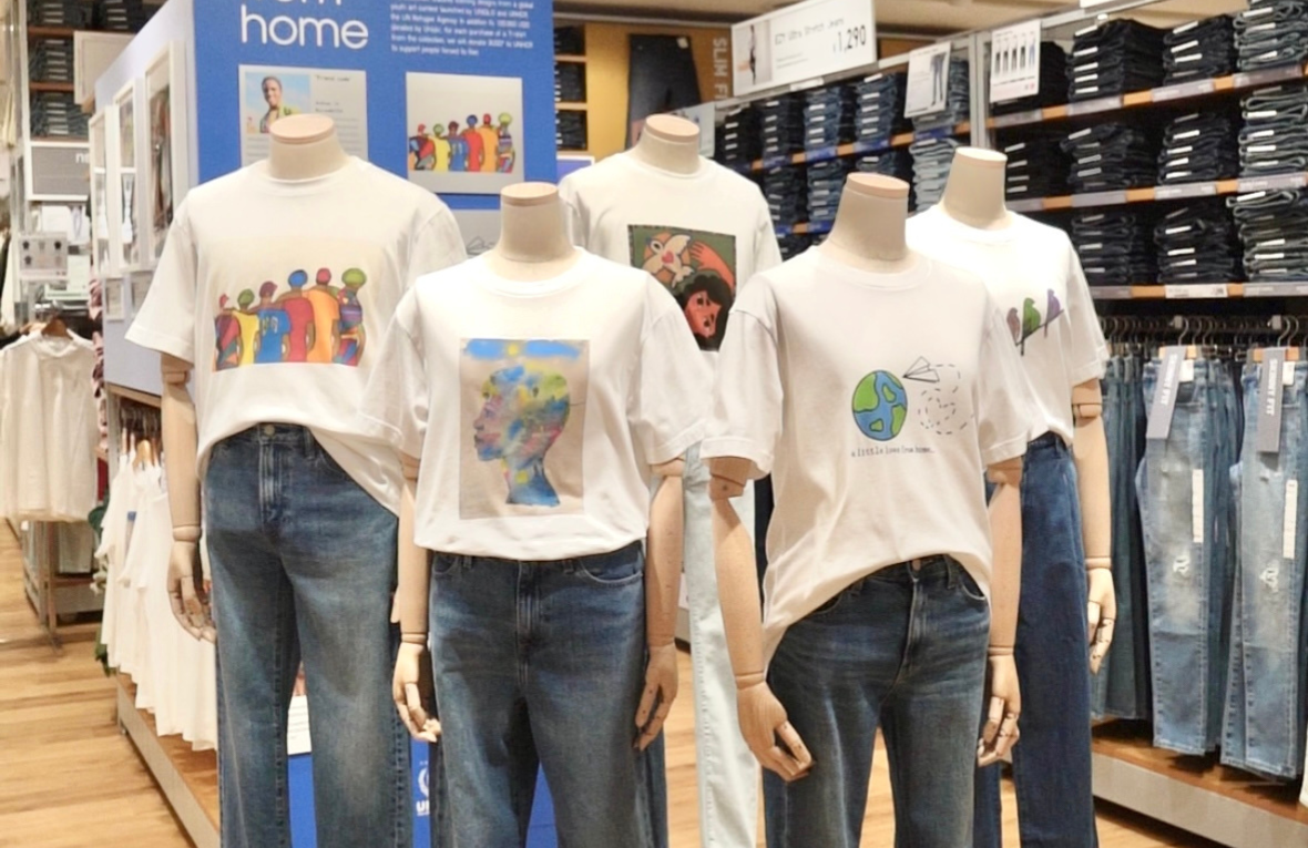 En cinco maniquíes se muestran las camisetsa que ganaron el concurso