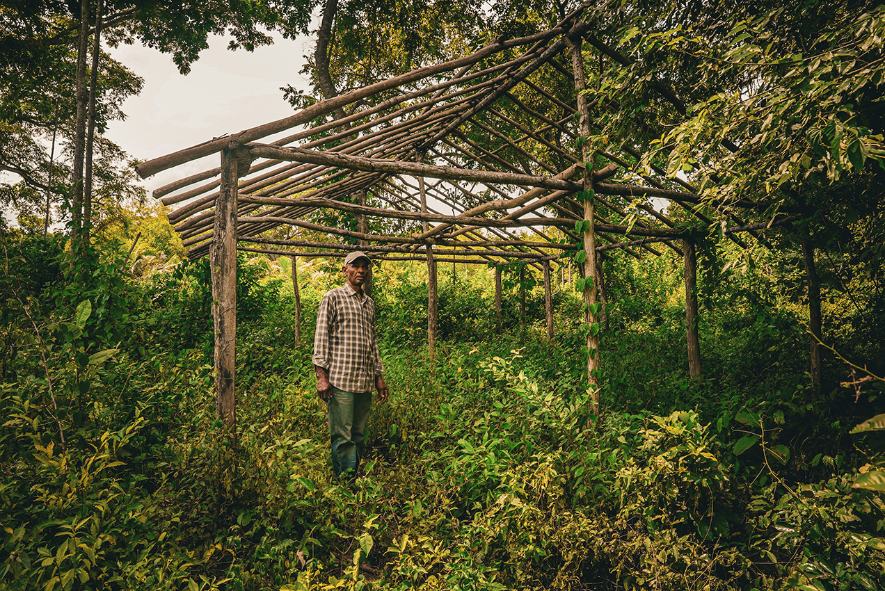 Un hombre de pie en un entorno rural.