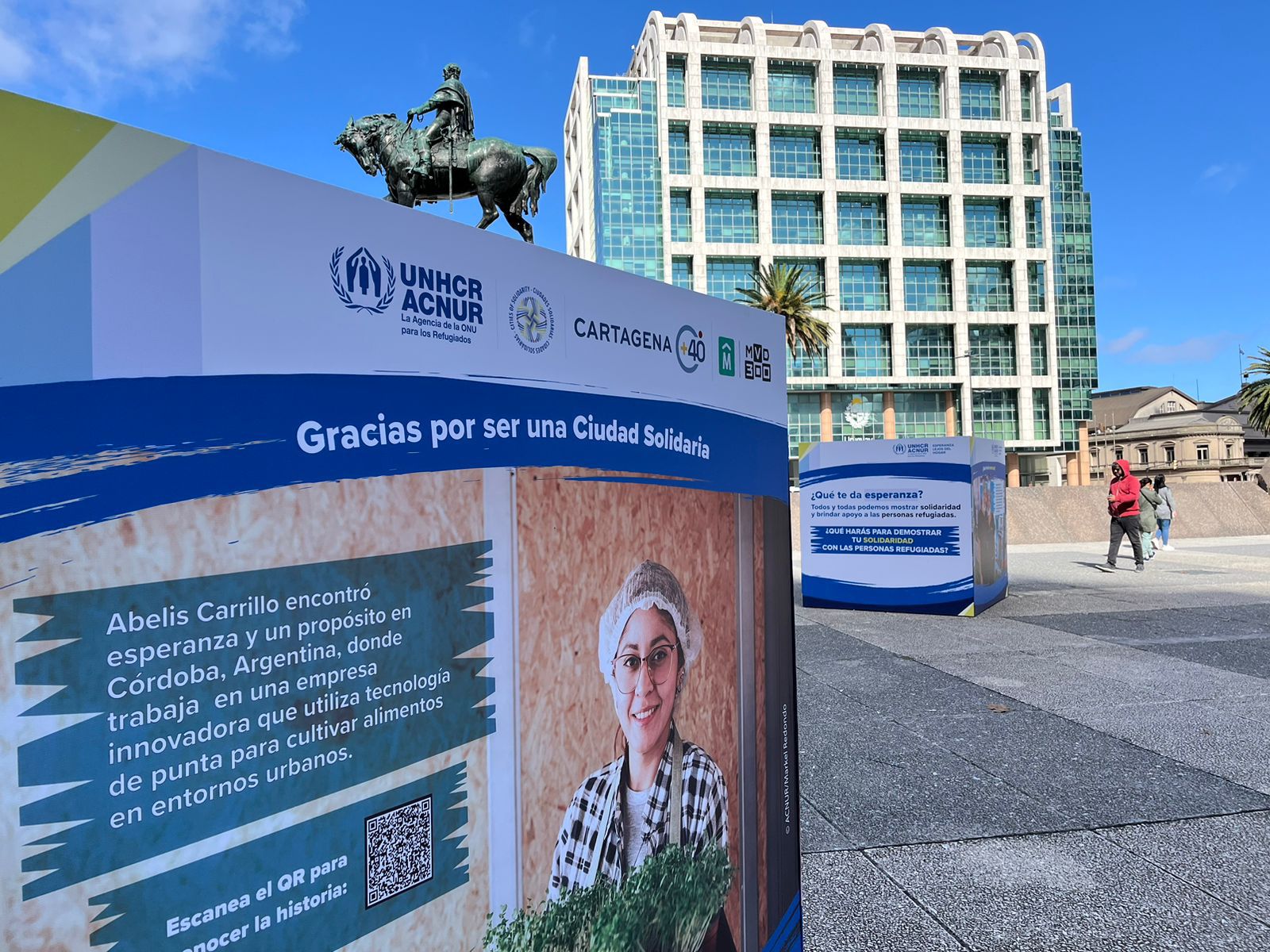 Una instalación de ACNUR y la Intendencia de Montevideo acercó a quienes transitaron por la Plaza Independencia historias de personas refugiadas.