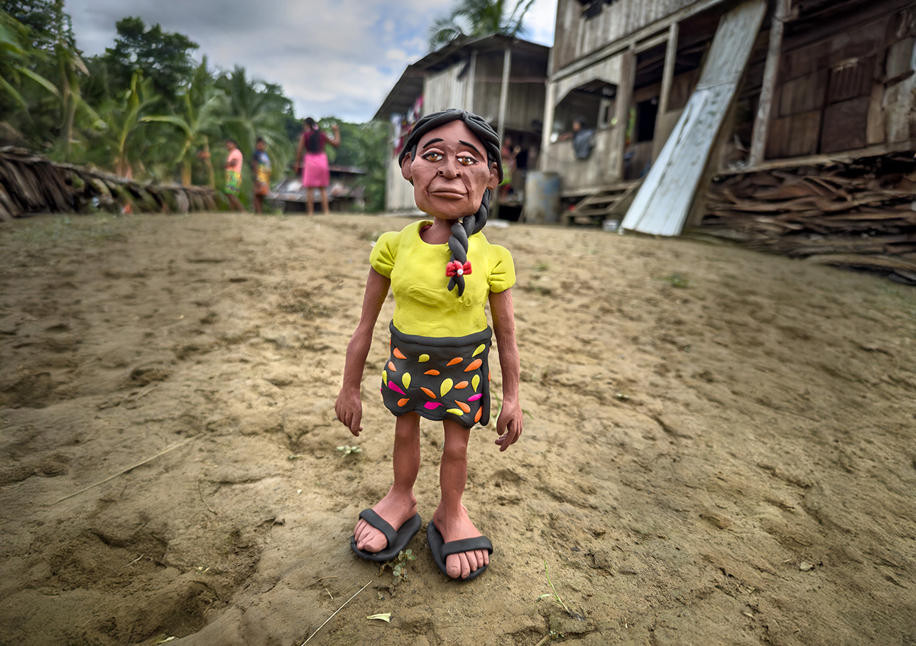 Figura de plastilina que representa a una mujer.