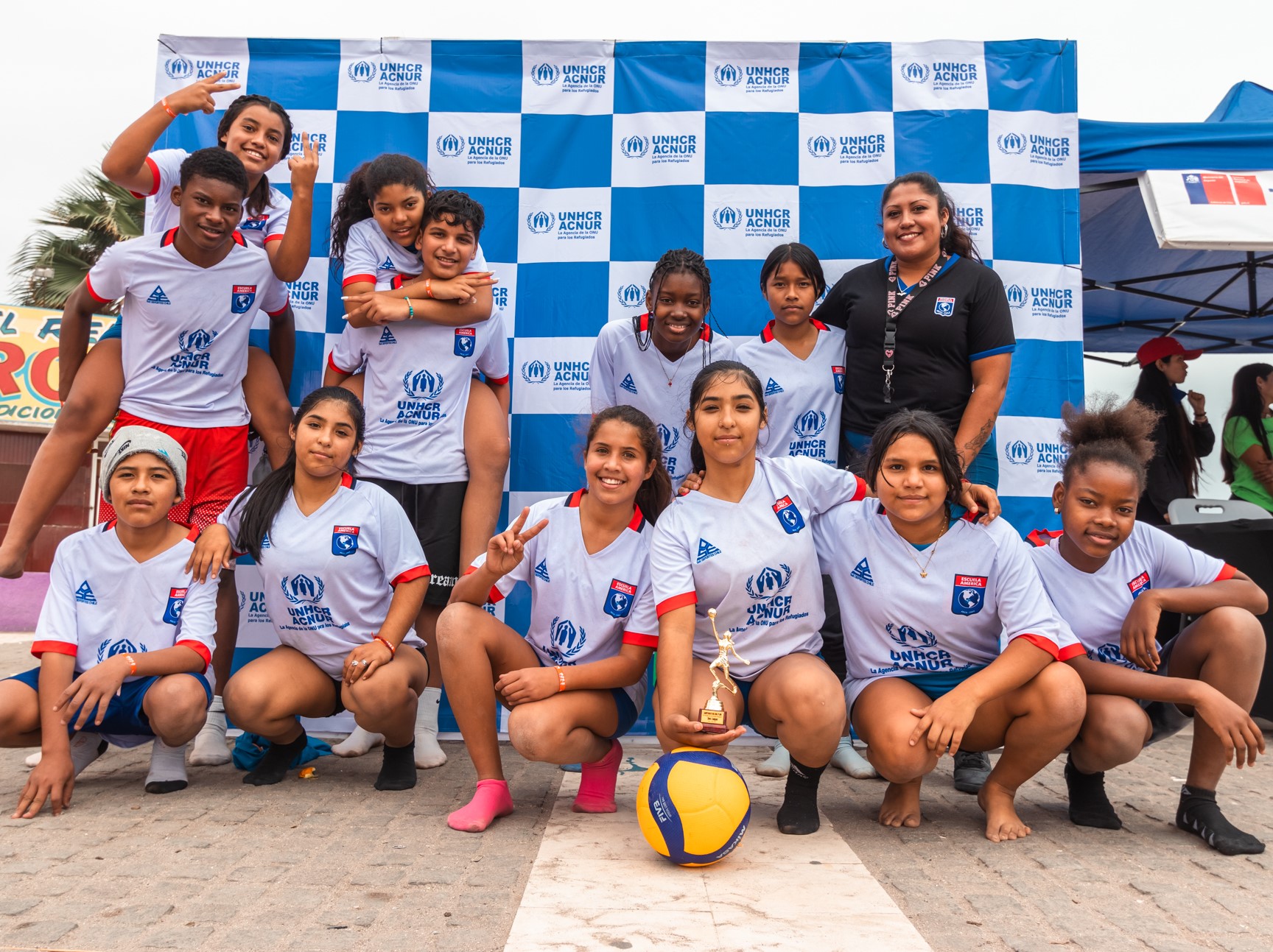 Jóvenes posan para la foto durante un evento deportivo