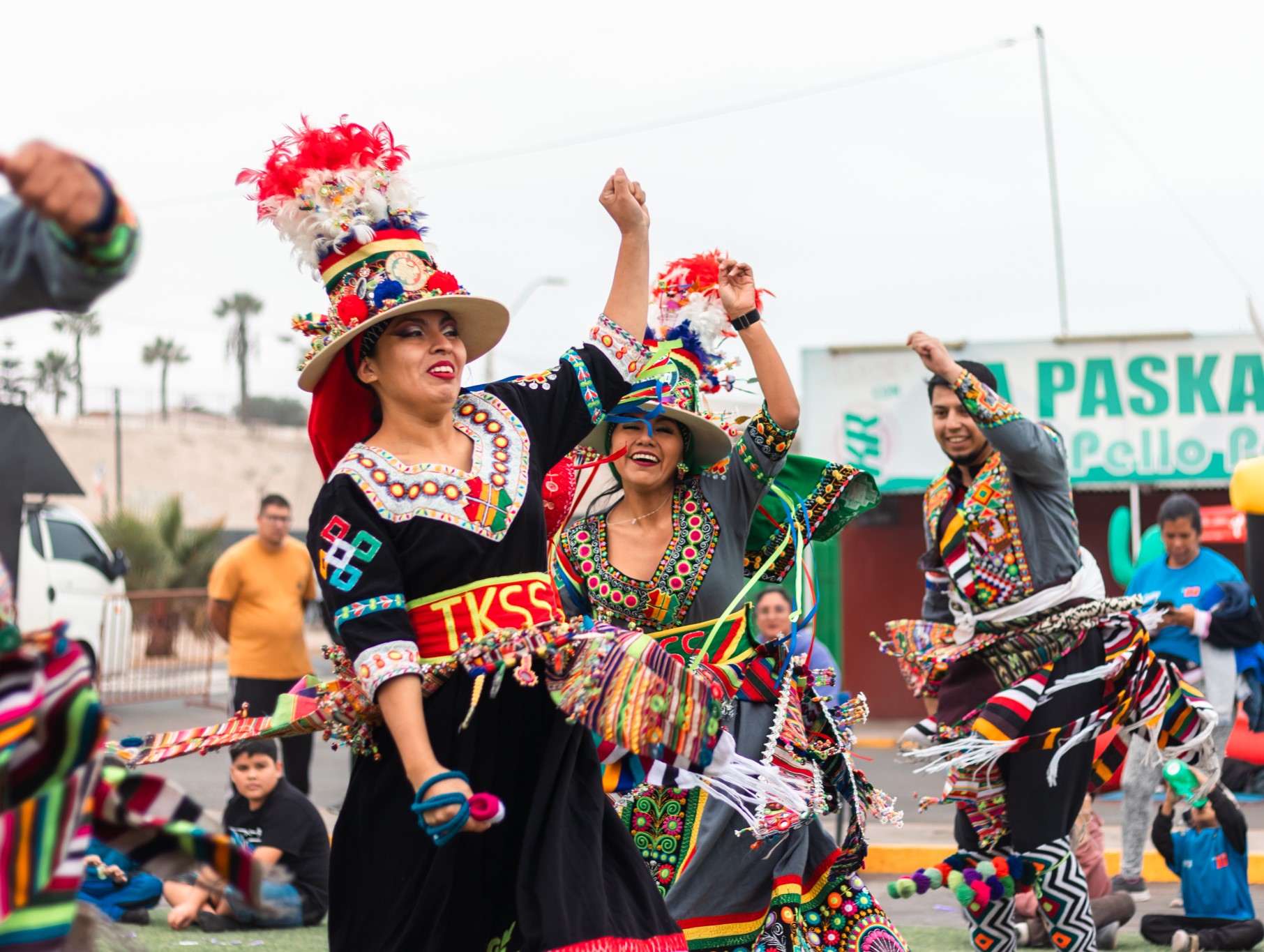 Una mujer participa en una danza tradicional