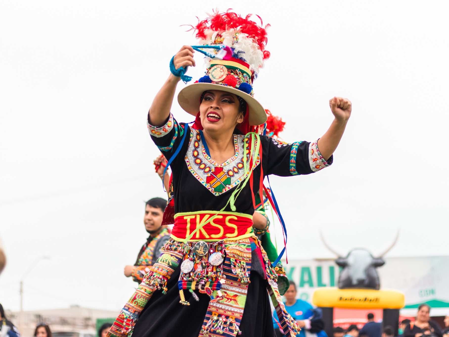 Una mujer participa en una danza tradicional