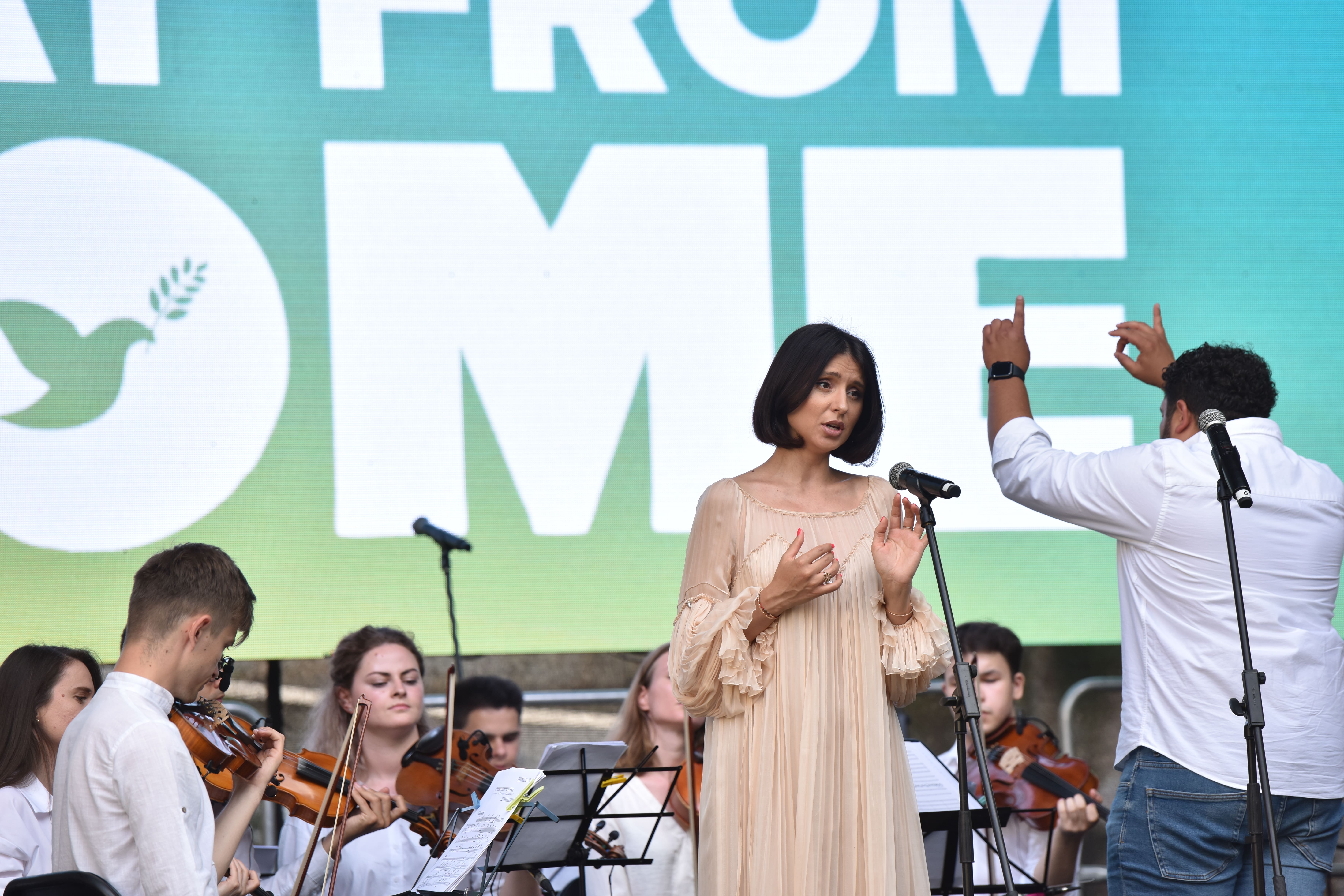 Una cantante dando un concierto con una orquesta juvenil