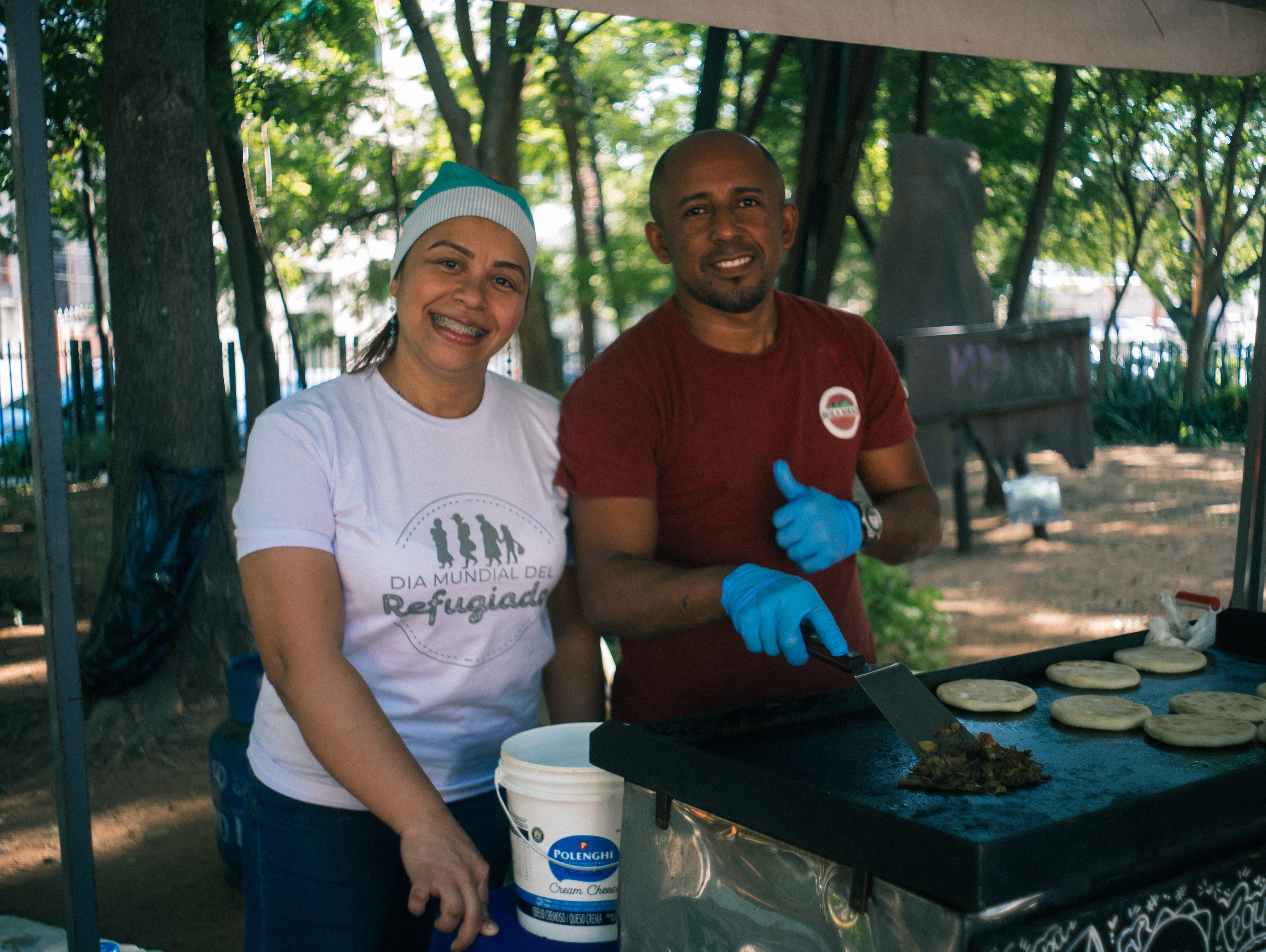 Personas refugiadas, solicitantes y migrantes muestran sus emprendimientos en la Plaza Italia de Asunción, Paraguay.