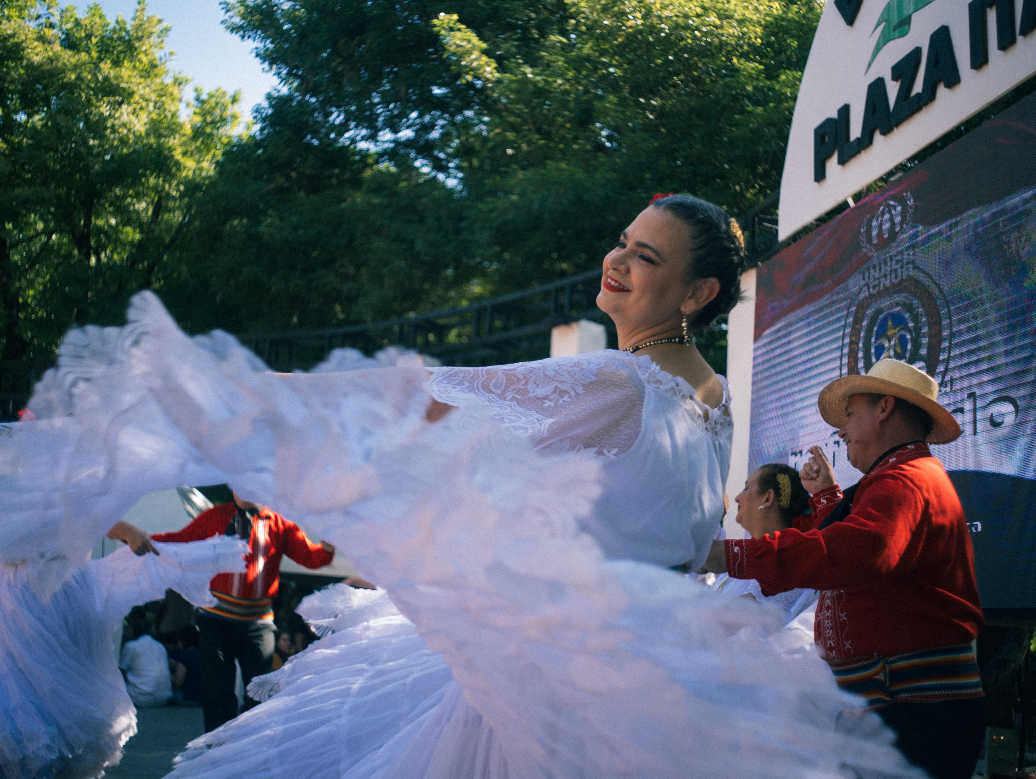 El elenco Barua Rembiapore comparte danzas tradicionales paraguayas.