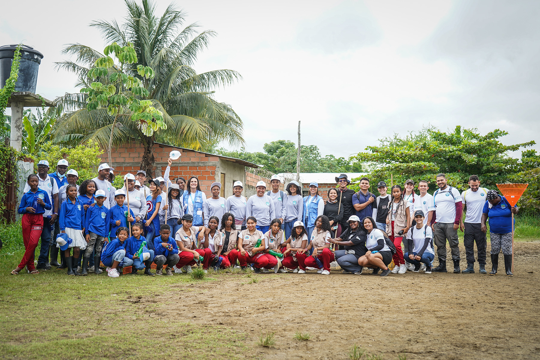 Foto de grupo de los participantes en la jornada de limpieza.