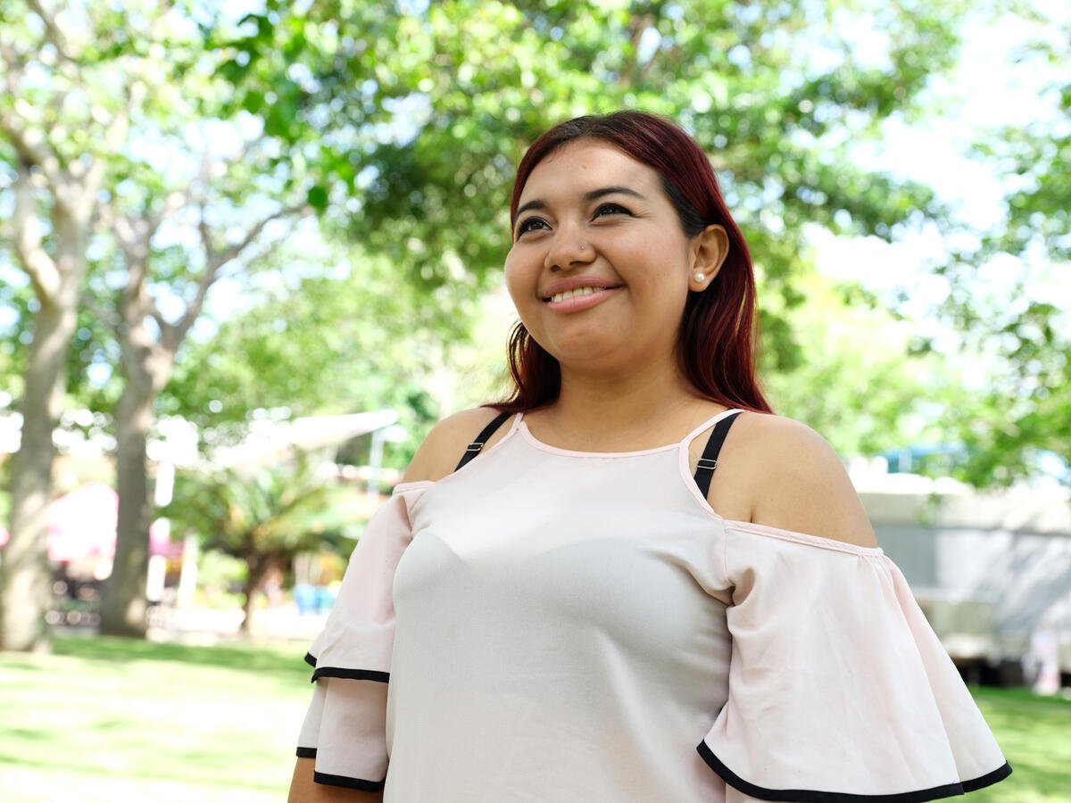 Alejandra posa sonriente para una foto.
