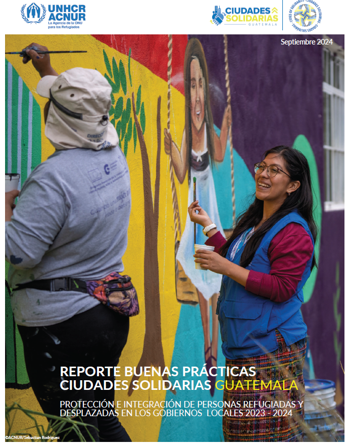 Portada del informe: un hombre que lleva puesto un sombrero y le da la espalda a la cámara pinta un mural; una mujer, que lleva puesto un chaleco de ACNUR y usa anteojos, sonríe mientras observa el trabajo del hombre