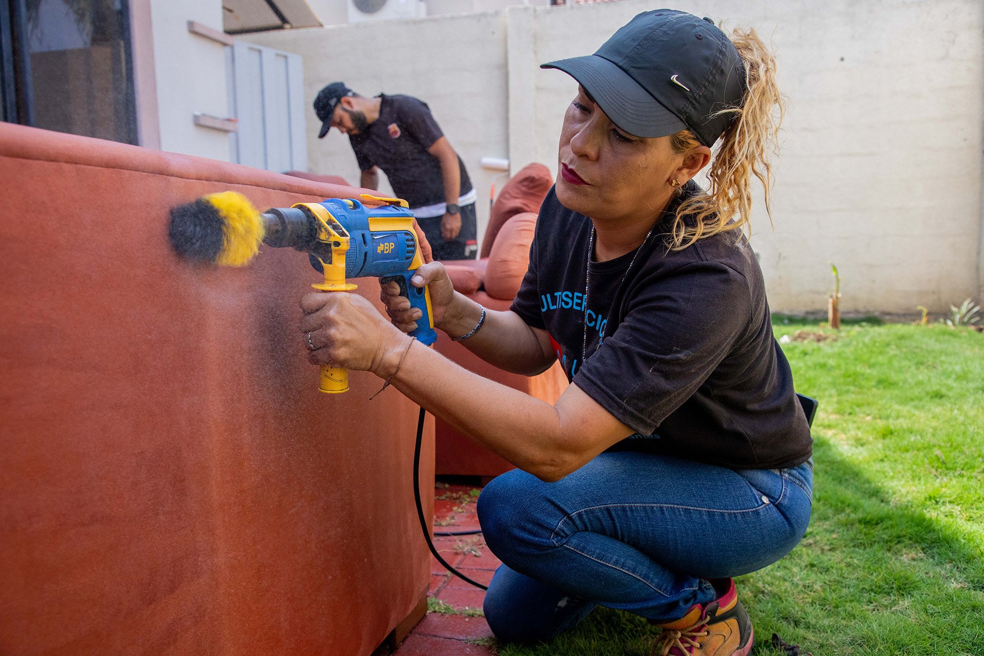 Una mujer trabajando con una pulidora.