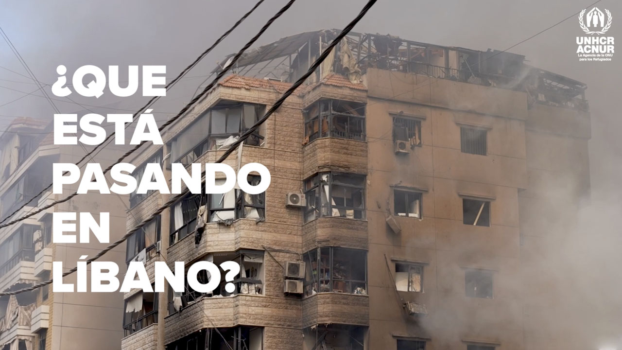 Texto en blanco sobre un edificio en ruinas. Se lee: ¿Qué está pasando en Líbano?
