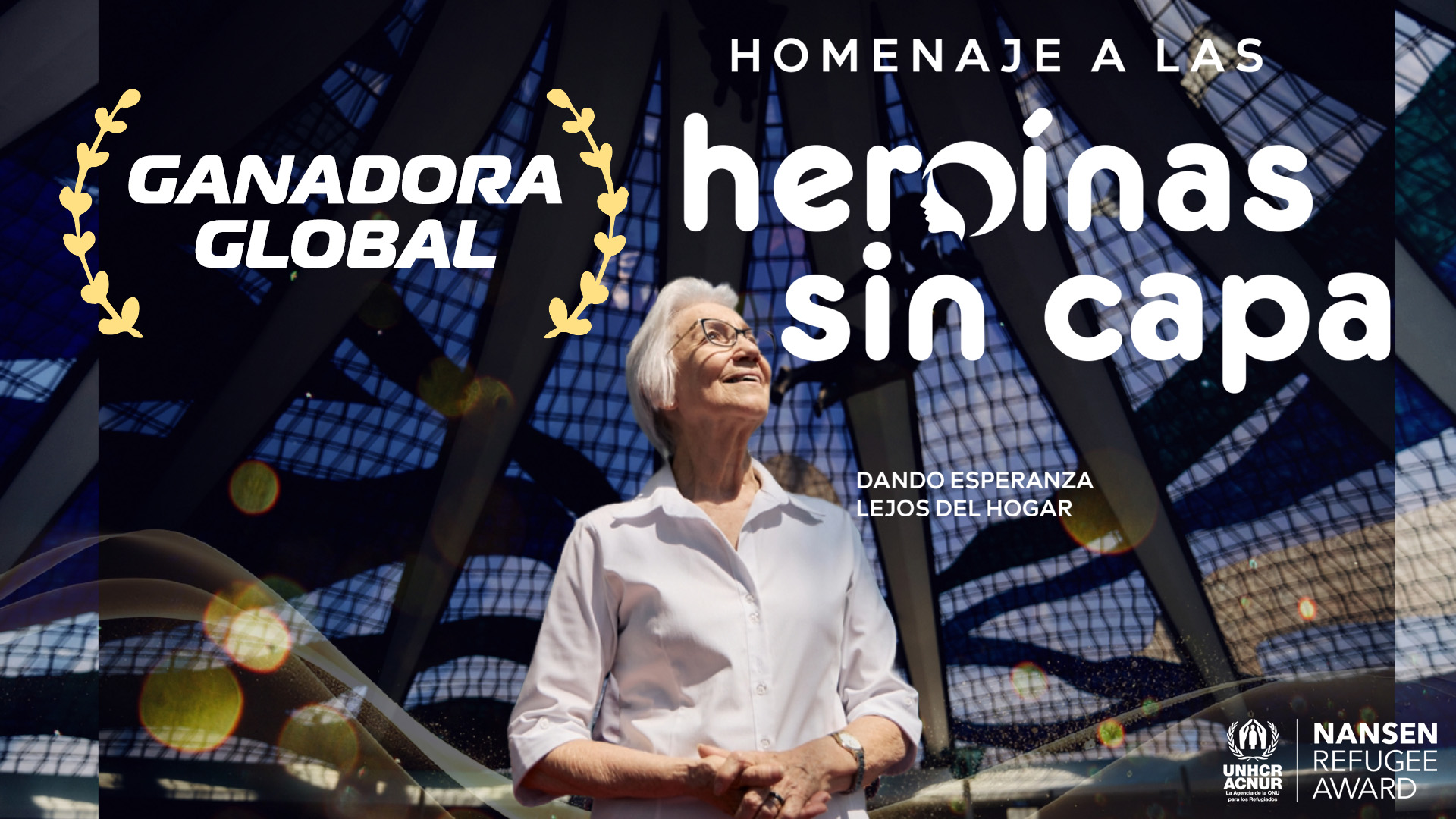 Una mujer de cabello blanco con letras arriba de su cabeza que dicen: GANADORA GLOBAL - HEROÍNAS SIN CAPA