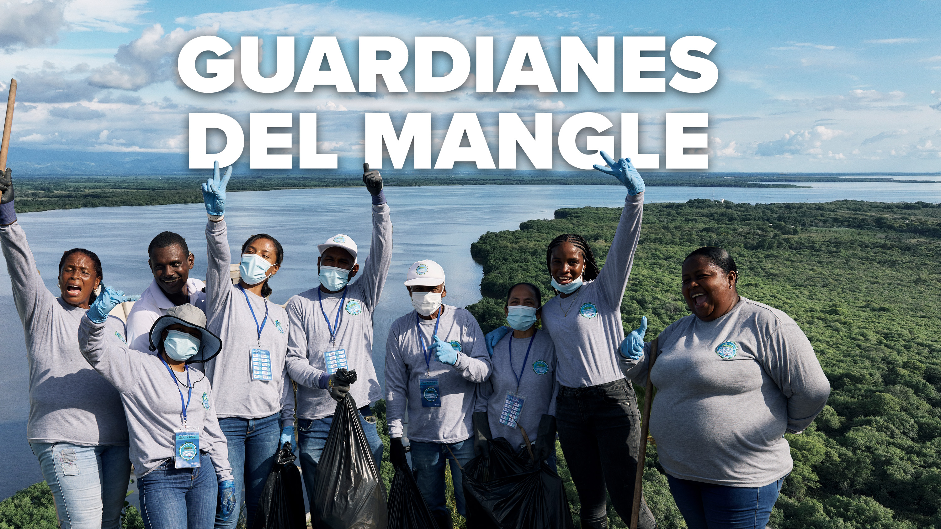 Un grupo de personas sobre un fondo de manglares verdes