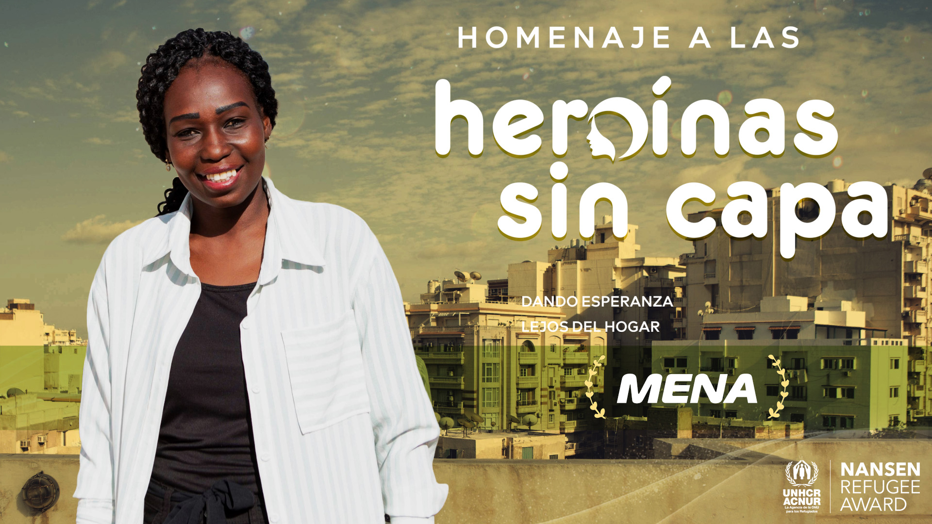 Una mujer sonriente viste camisa blanca y camiseta negra abajo