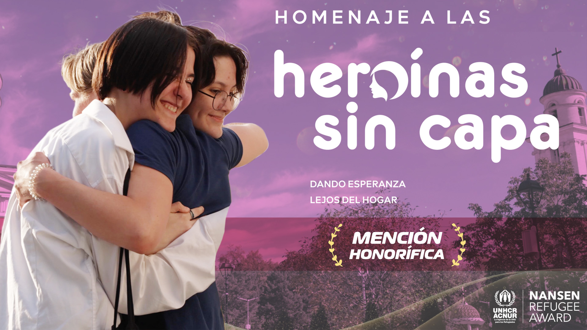 Personas abrazándose mientras sonrien