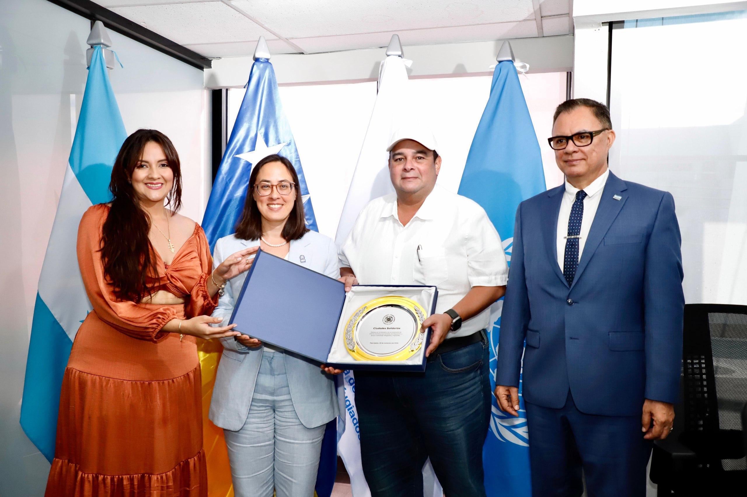 Foto grupal de las autoridades que participaron del evento.
