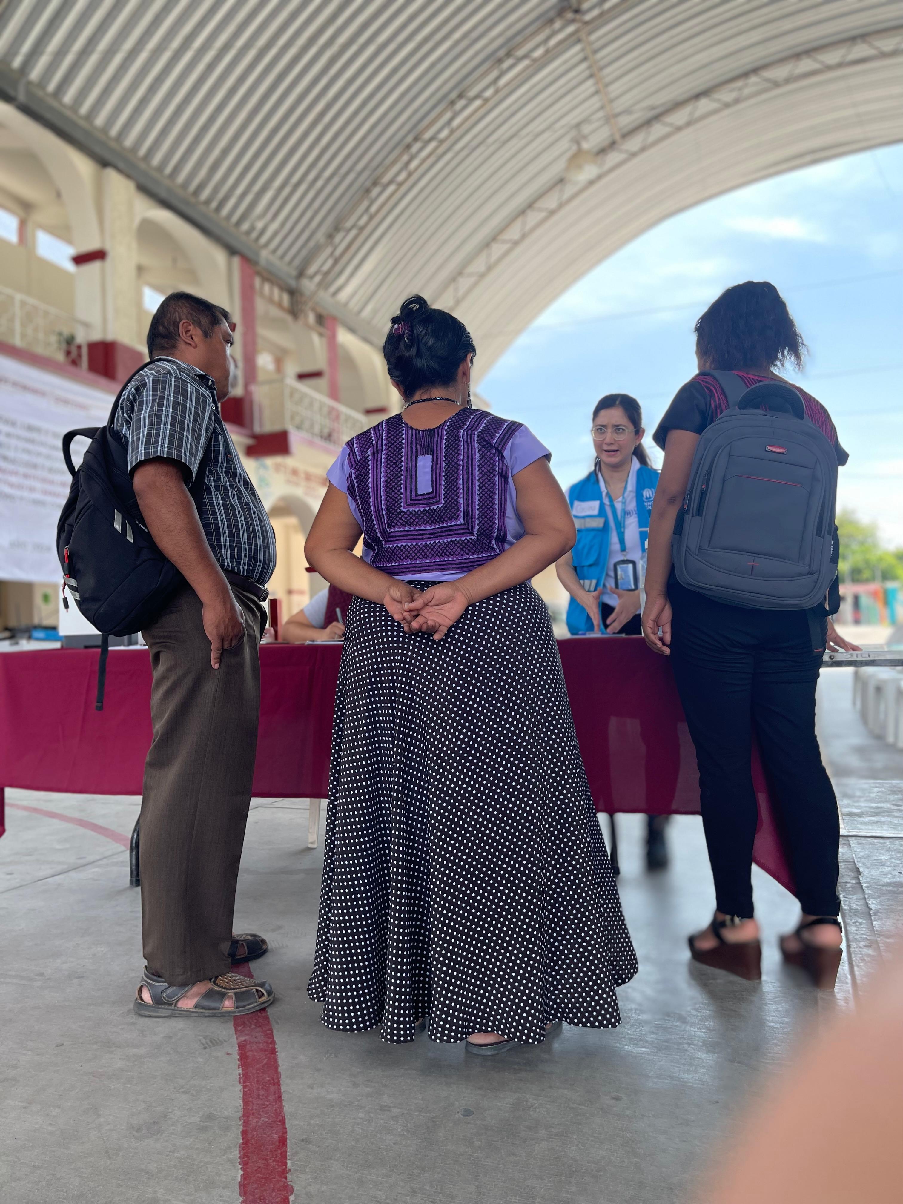 Pobladores de comunidades en Oaxaca participan en las consultas.