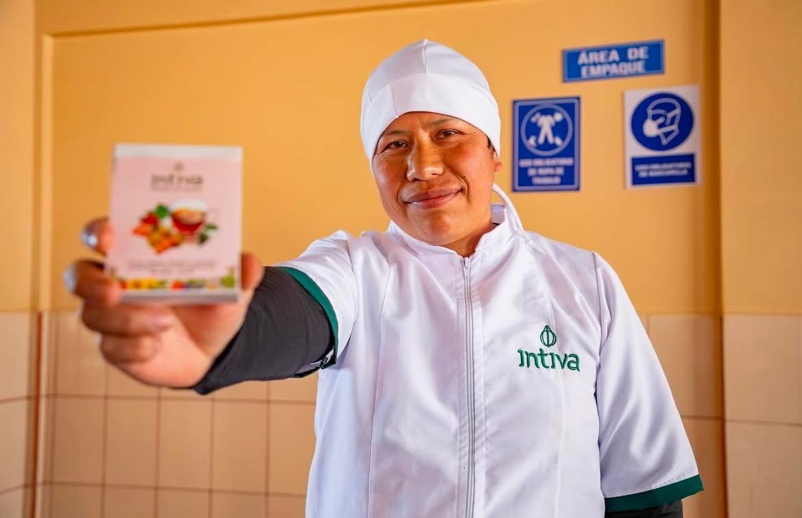 Un hombre con una gorra de cocina muestra un producto ante la cámara