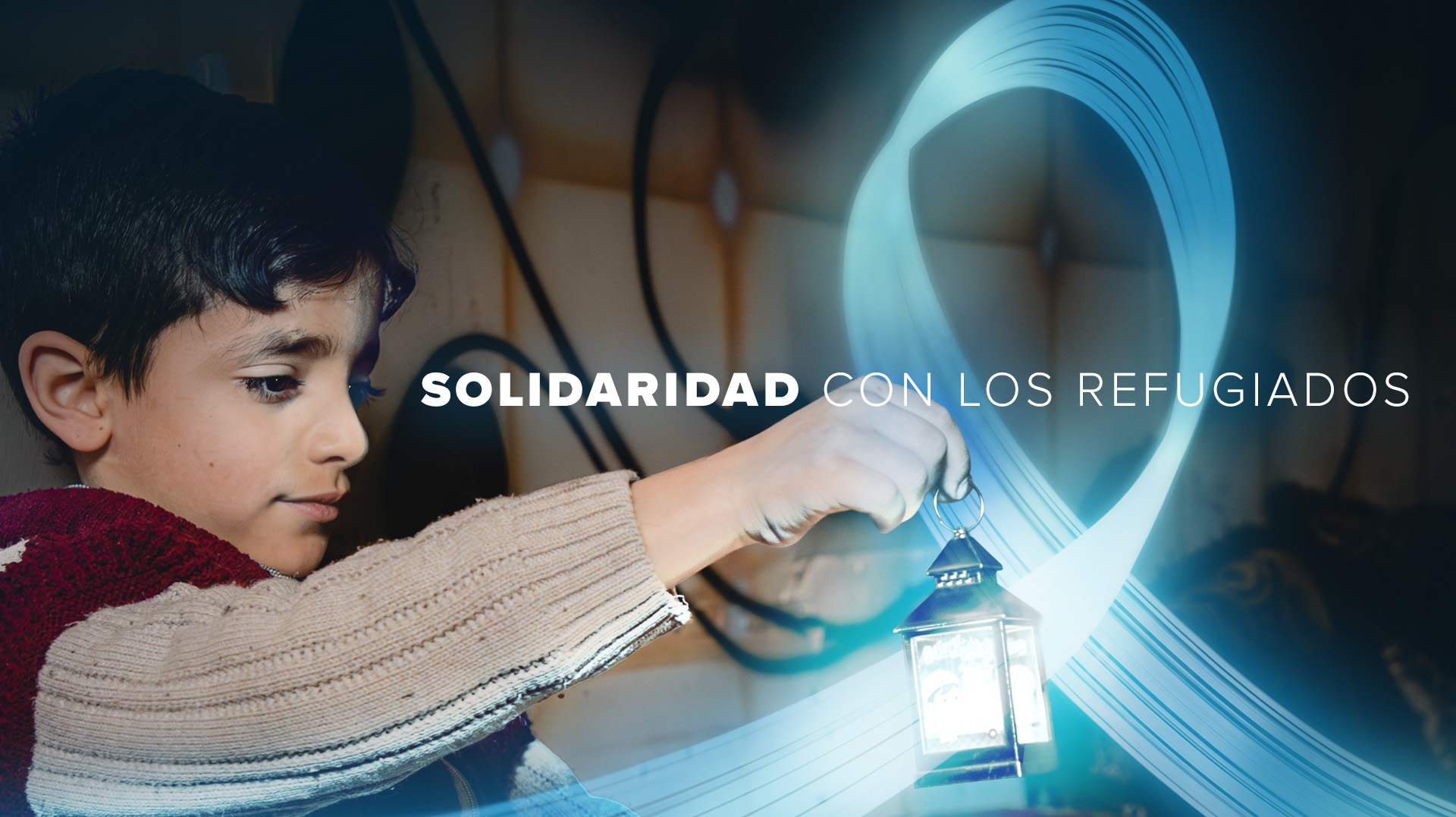 Un niño sostiene una linterna en un recinto oscuro. Una luz azul en forma de lazo rodea la linterna. En medio de la imagen se lee &quot;Solidaridad con los refugiados&quot;.
