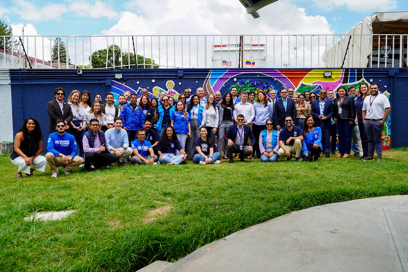 Staff de ACNUR en Caracas, miembros del Cuerpo Diplomático y de organizaciones internacionales, junto a Representantes de agencias hermanas del Sistema ONU, inauguraron el mural "Vidas Entrelazadas".