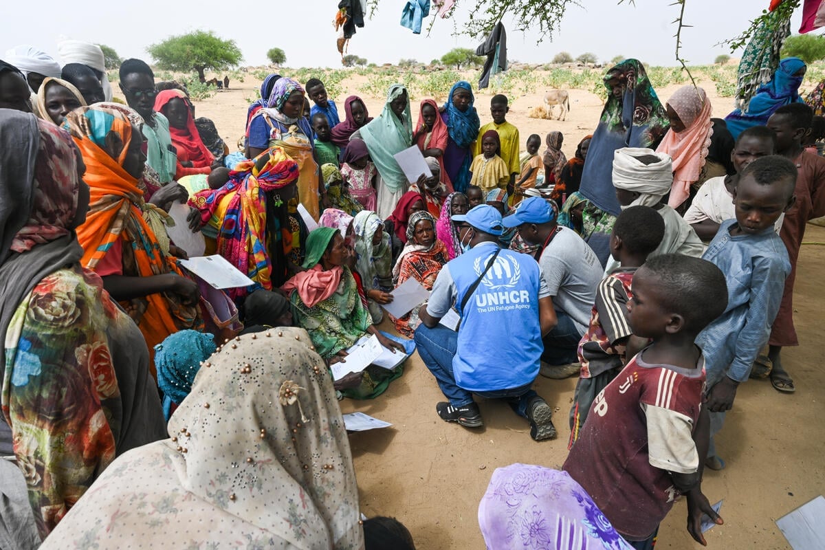 Personal de ACNUR preregistra a personas sudanesas recién llegadas al campamento de Koufroun, Chad.