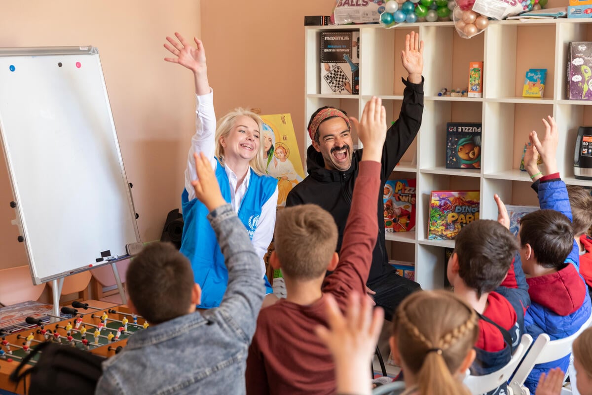 Ucrania. El Embajador de Buena Voluntad de ACNUR Alfonso Herrera se encuentra con niñas y niños desplazados internos en Leópolis. Ucrania. El Embajador de Buena Voluntad de ACNUR Alfonso Herrera se encuentra con niñas y niños desplazados internos en Leópolis.