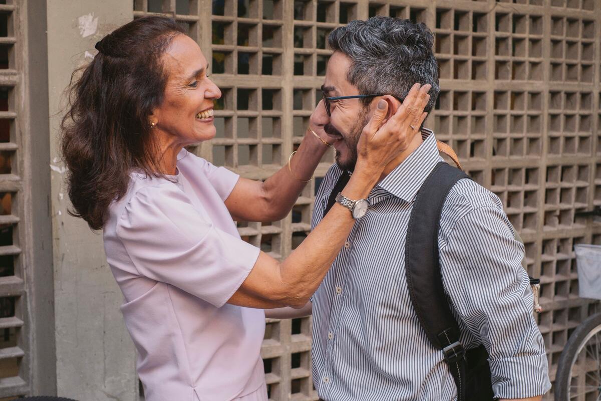 Una profesora saluda afectuosamente a un refugiado